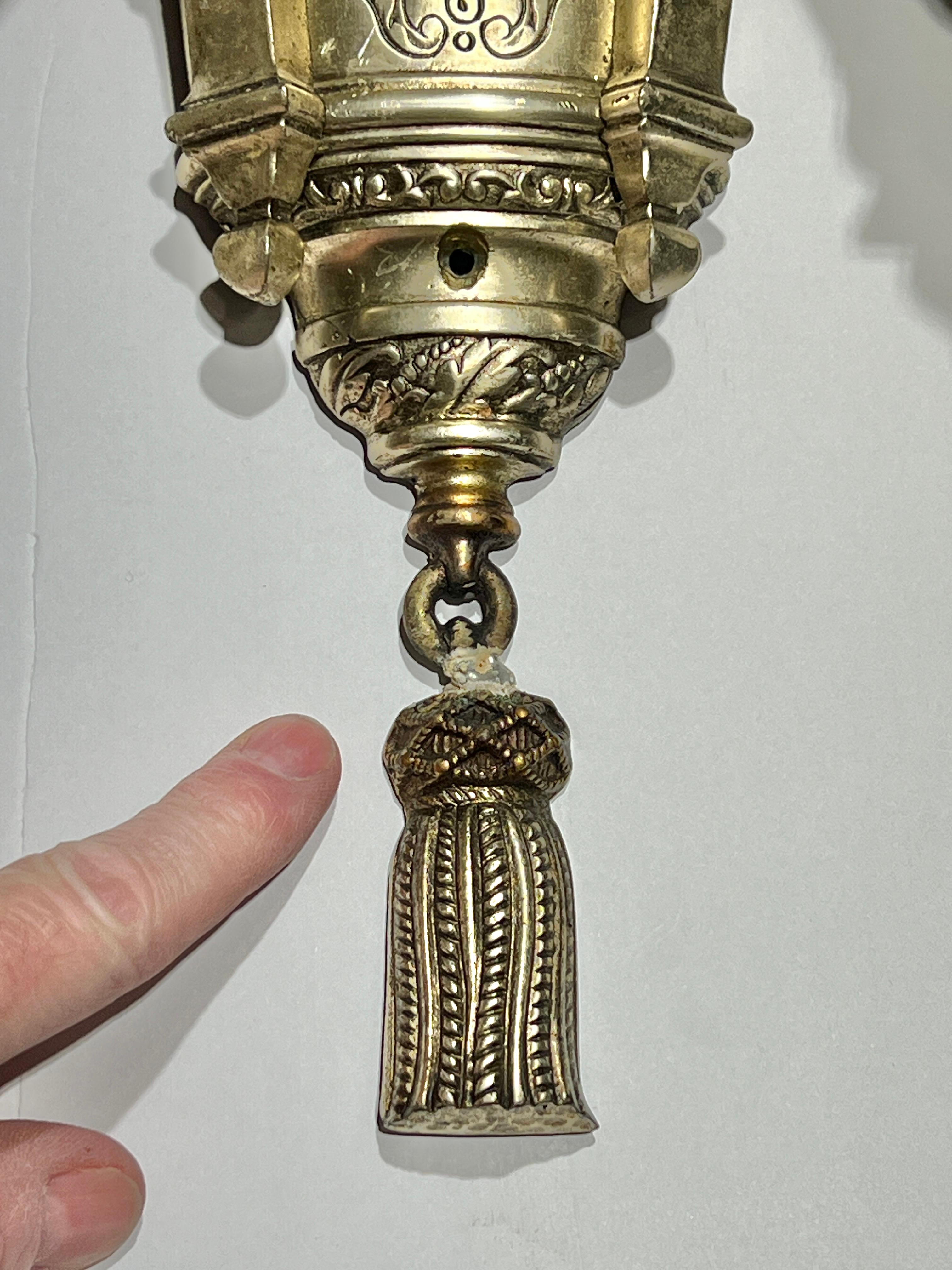 Coppia di lampade da parete a due bracci in metallo argentato attribuite a Caldwell & Co. In condizioni buone in vendita a New York, NY