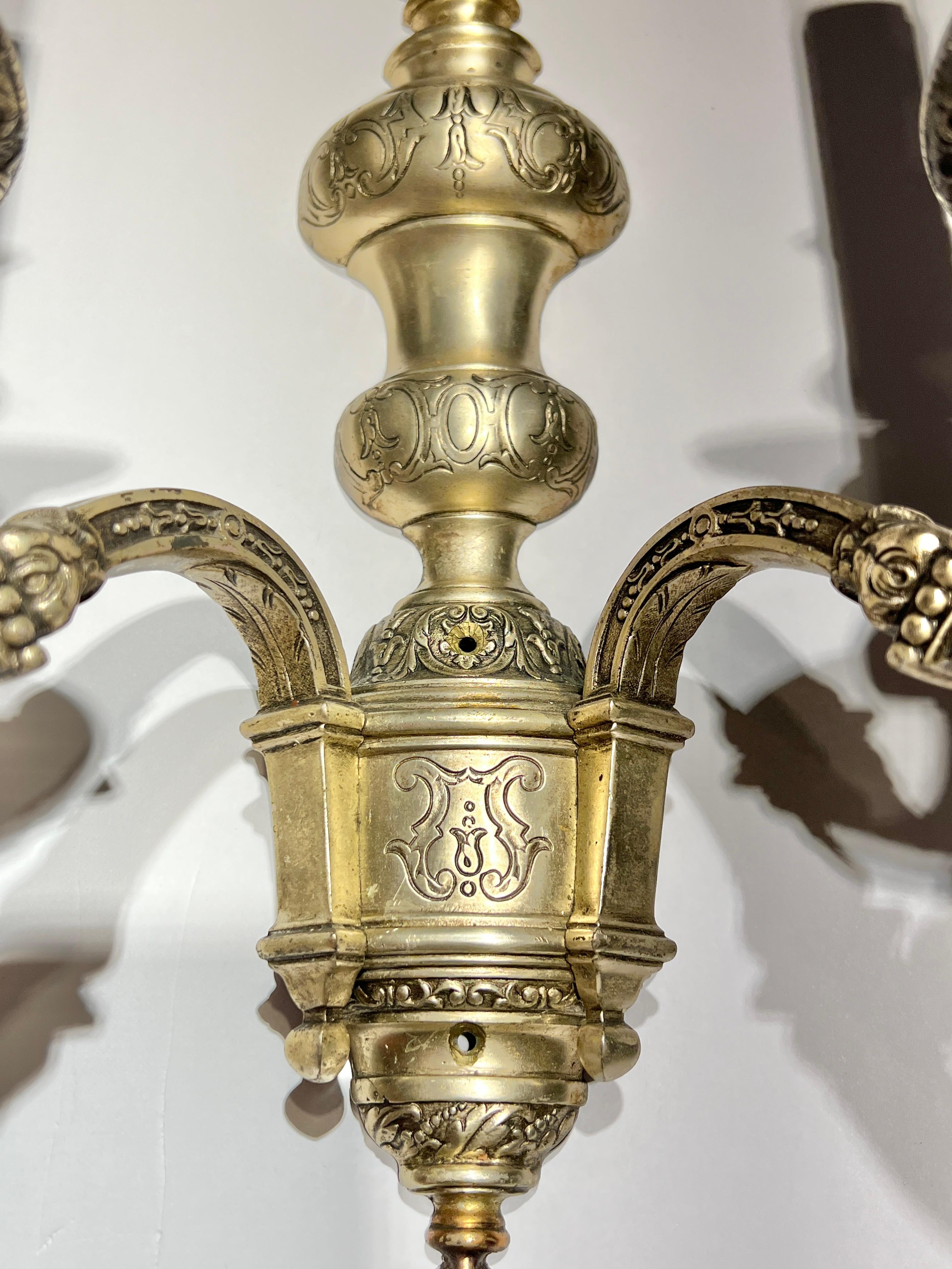 XX secolo Coppia di lampade da parete a due bracci in metallo argentato attribuite a Caldwell & Co. in vendita
