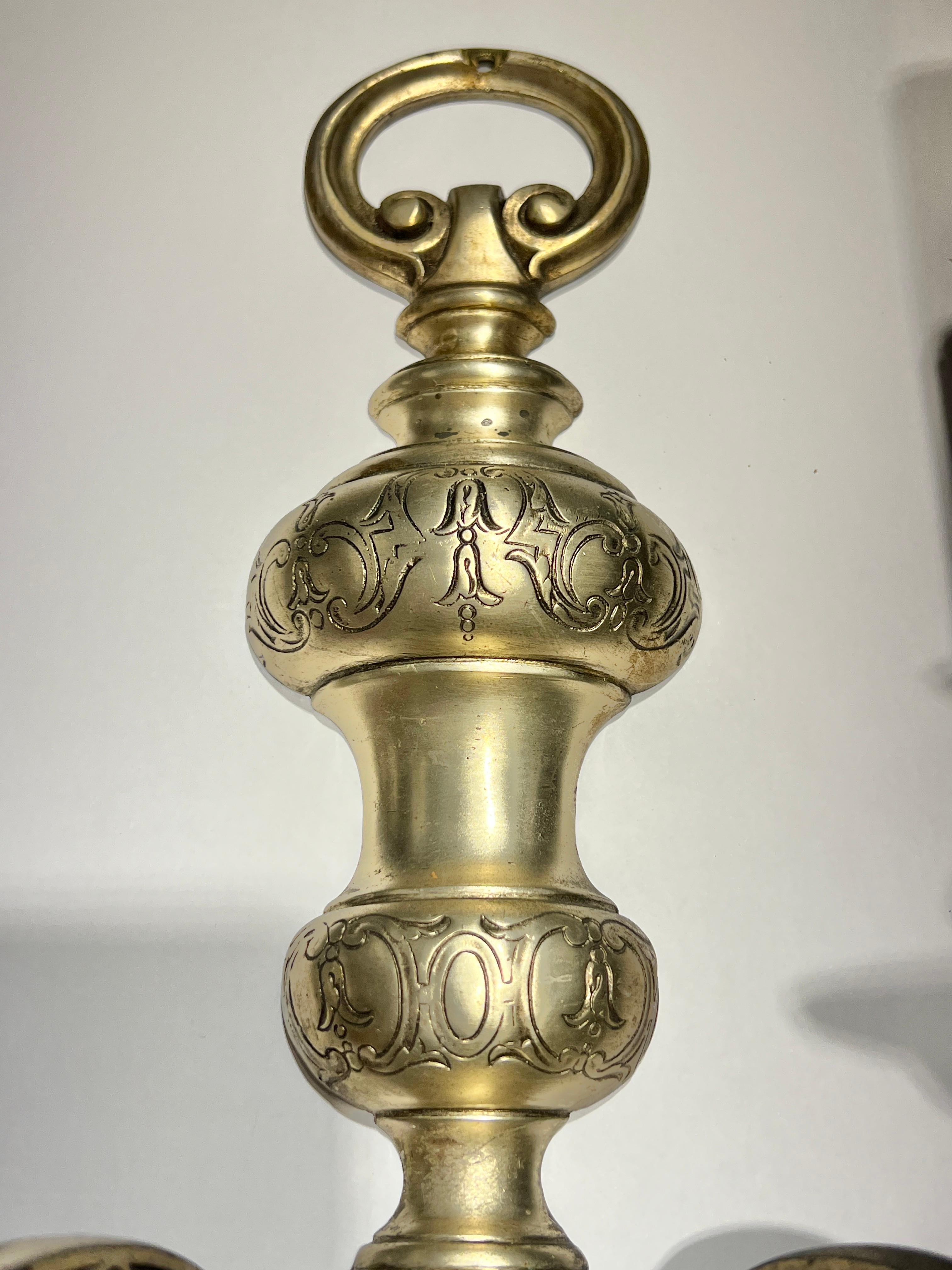 Bronzo Coppia di lampade da parete a due bracci in metallo argentato attribuite a Caldwell & Co. in vendita