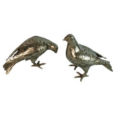 Paire de sculptures de colombes endeuillées en argent