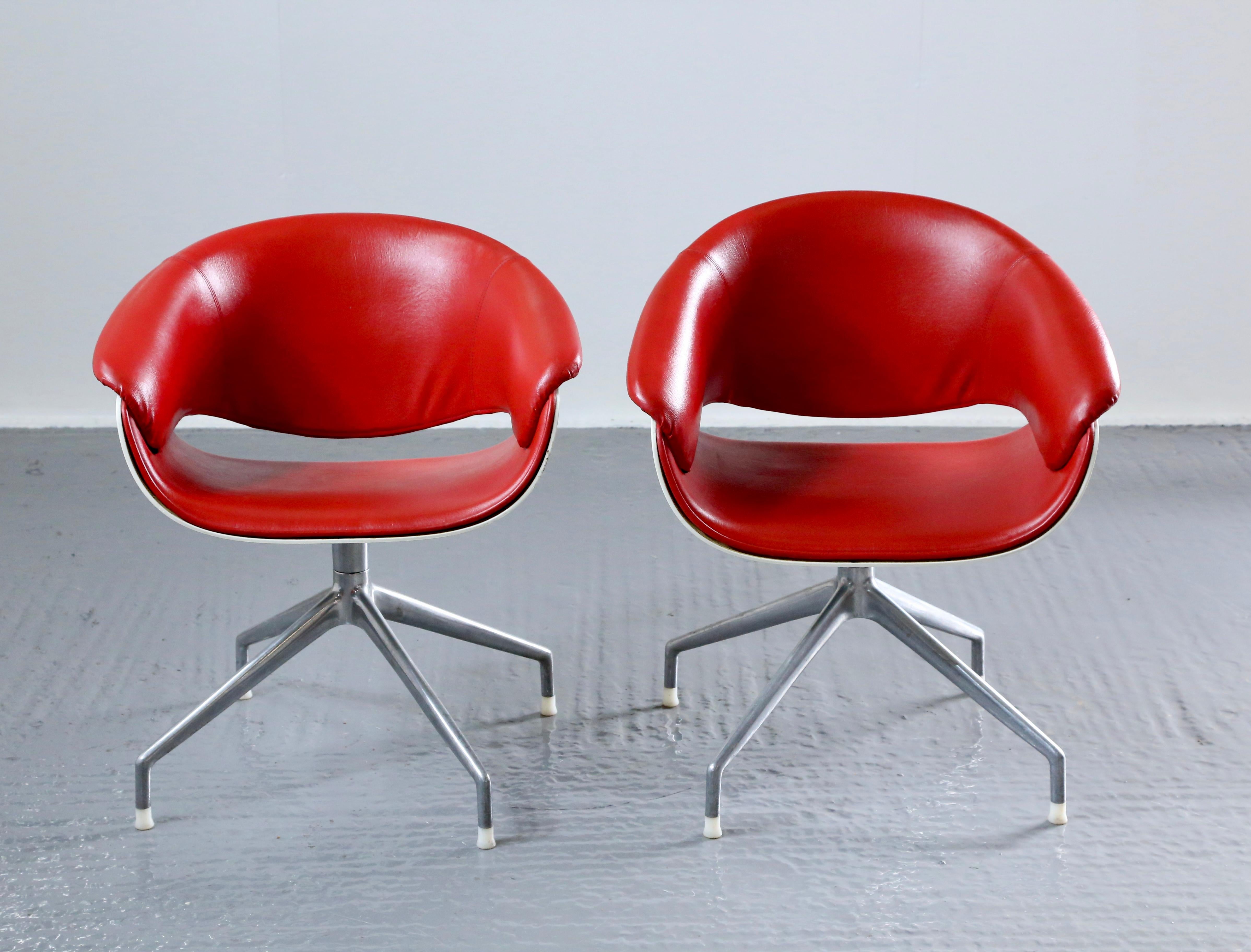 Bemerkenswertes Paar Sina-Drehstühle, entworfen von Uwe Fischer für B&B Italia. Dieses Set besteht aus zwei Akzentstühlen, die perfekt geeignet sind, um Ihrer Einrichtung einen Farbakzent zu verleihen. Mit ihrer Drehfunktion ermöglichen diese Stühle