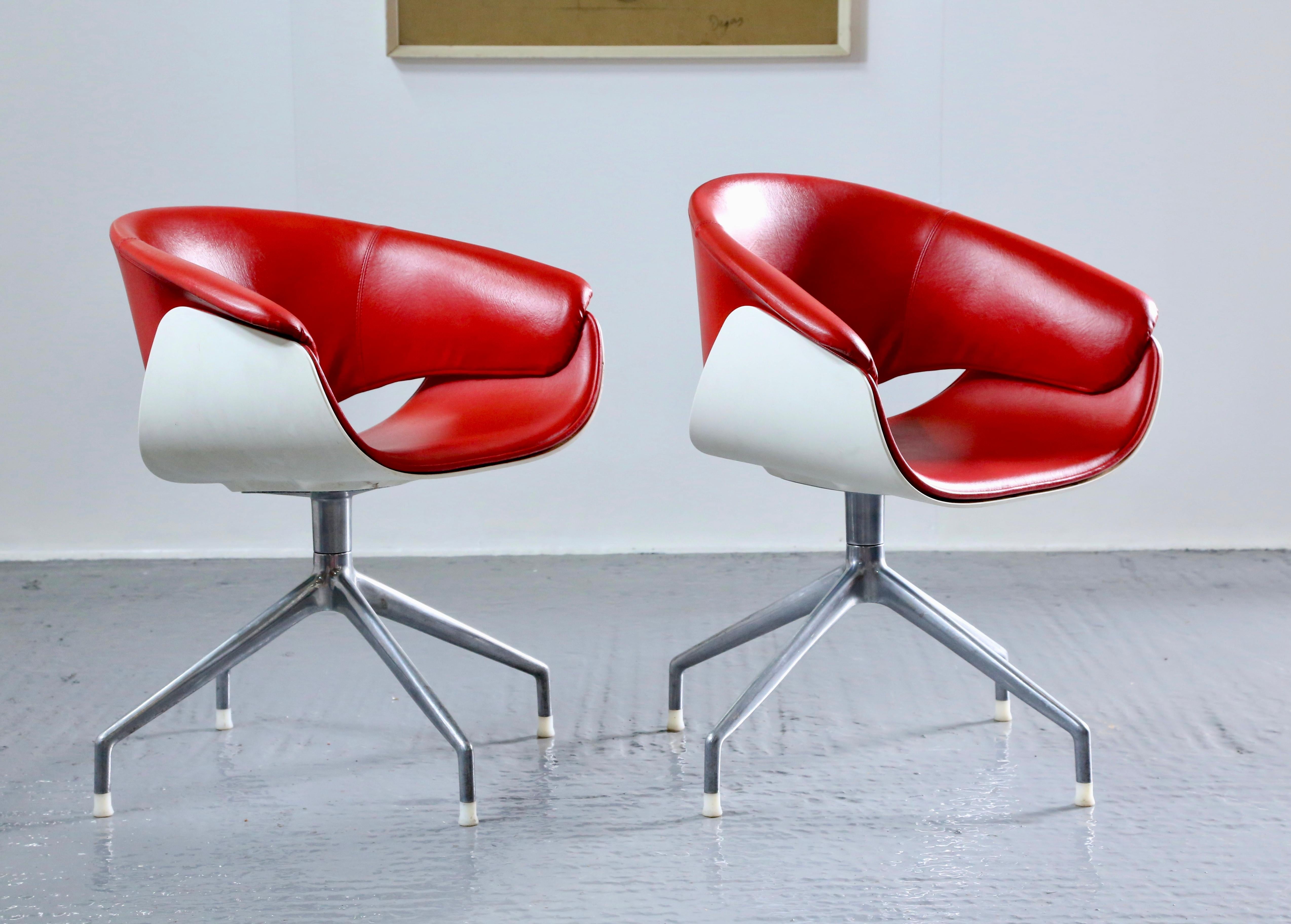 Mid-Century Modern Pair Sina Swivel Chairs Designed By Uwe Fischer For B&B Italia For Sale
