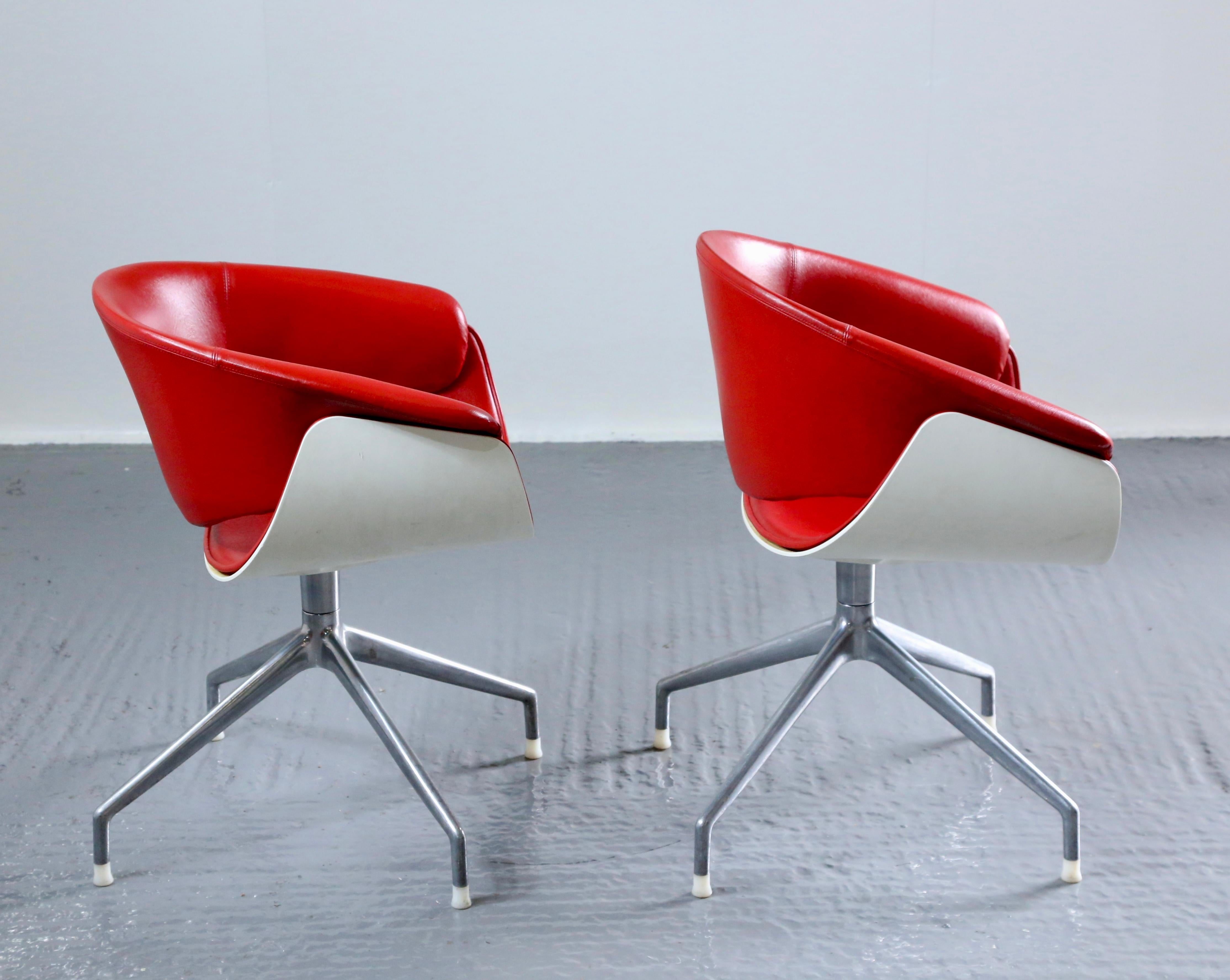 Italian Pair Sina Swivel Chairs Designed By Uwe Fischer For B&B Italia For Sale