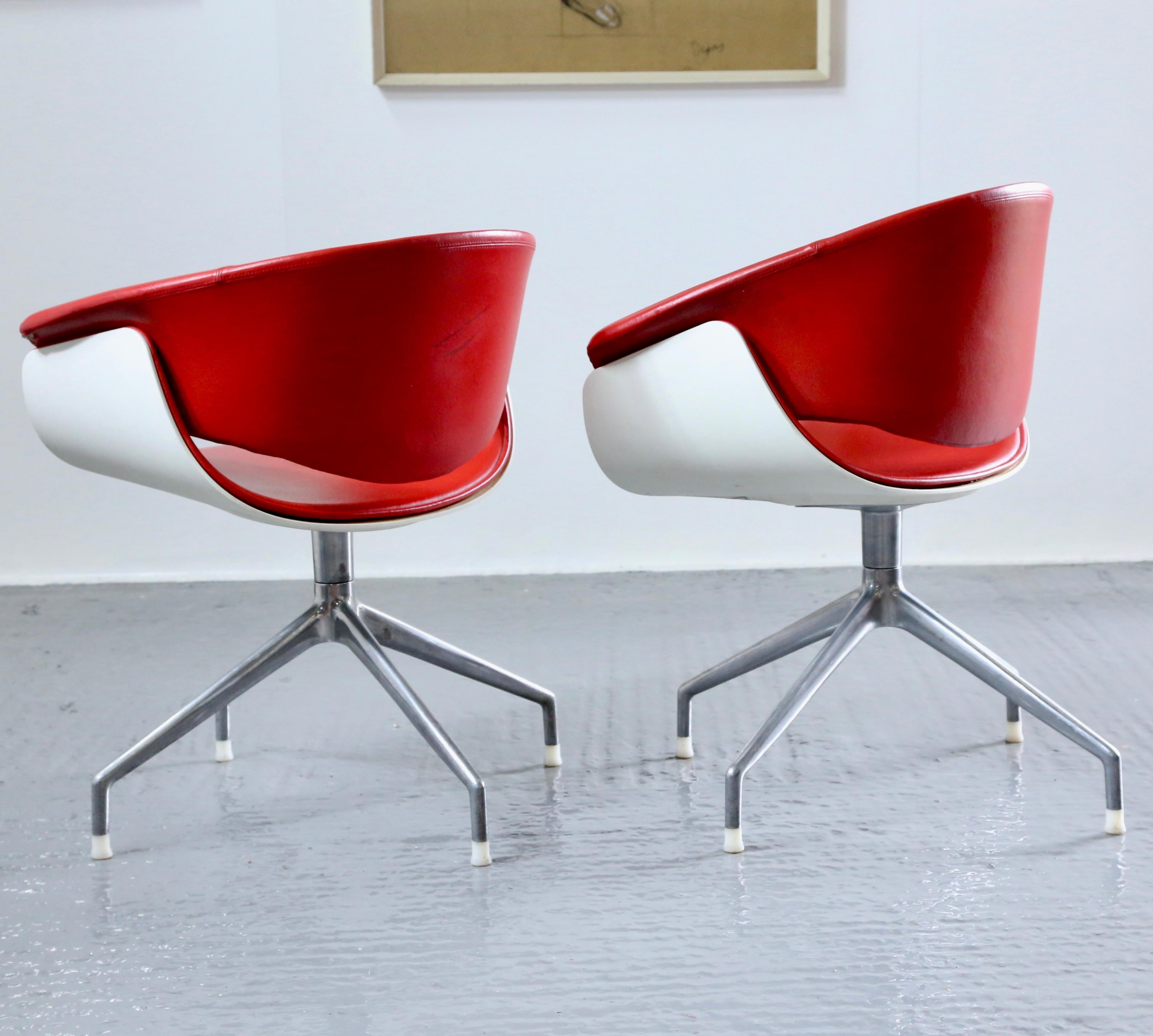 Pair Sina Swivel Chairs Designed By Uwe Fischer For B&B Italia In Good Condition For Sale In Sittingbourne, GB