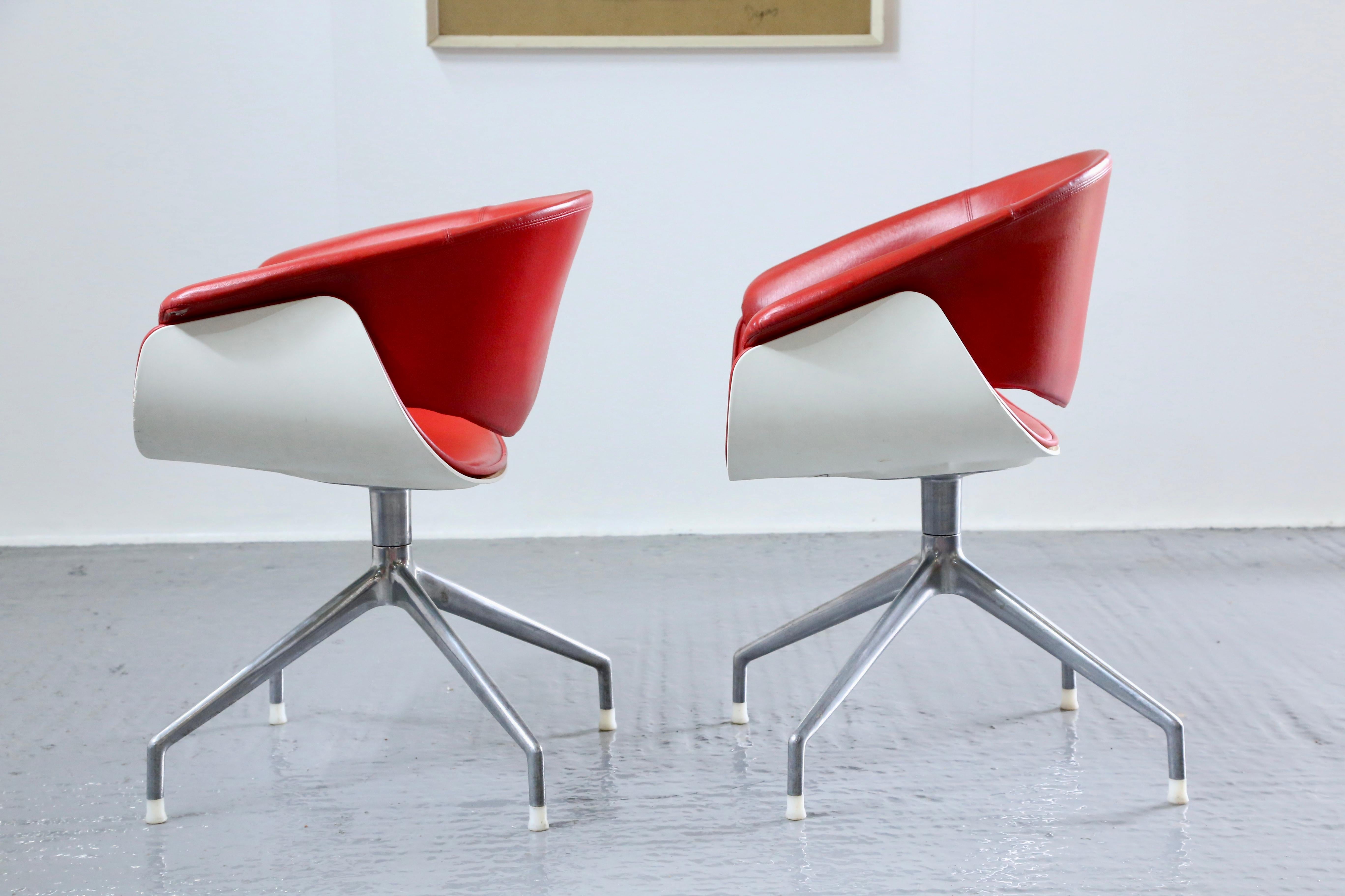 Late 20th Century Pair Sina Swivel Chairs Designed By Uwe Fischer For B&B Italia For Sale