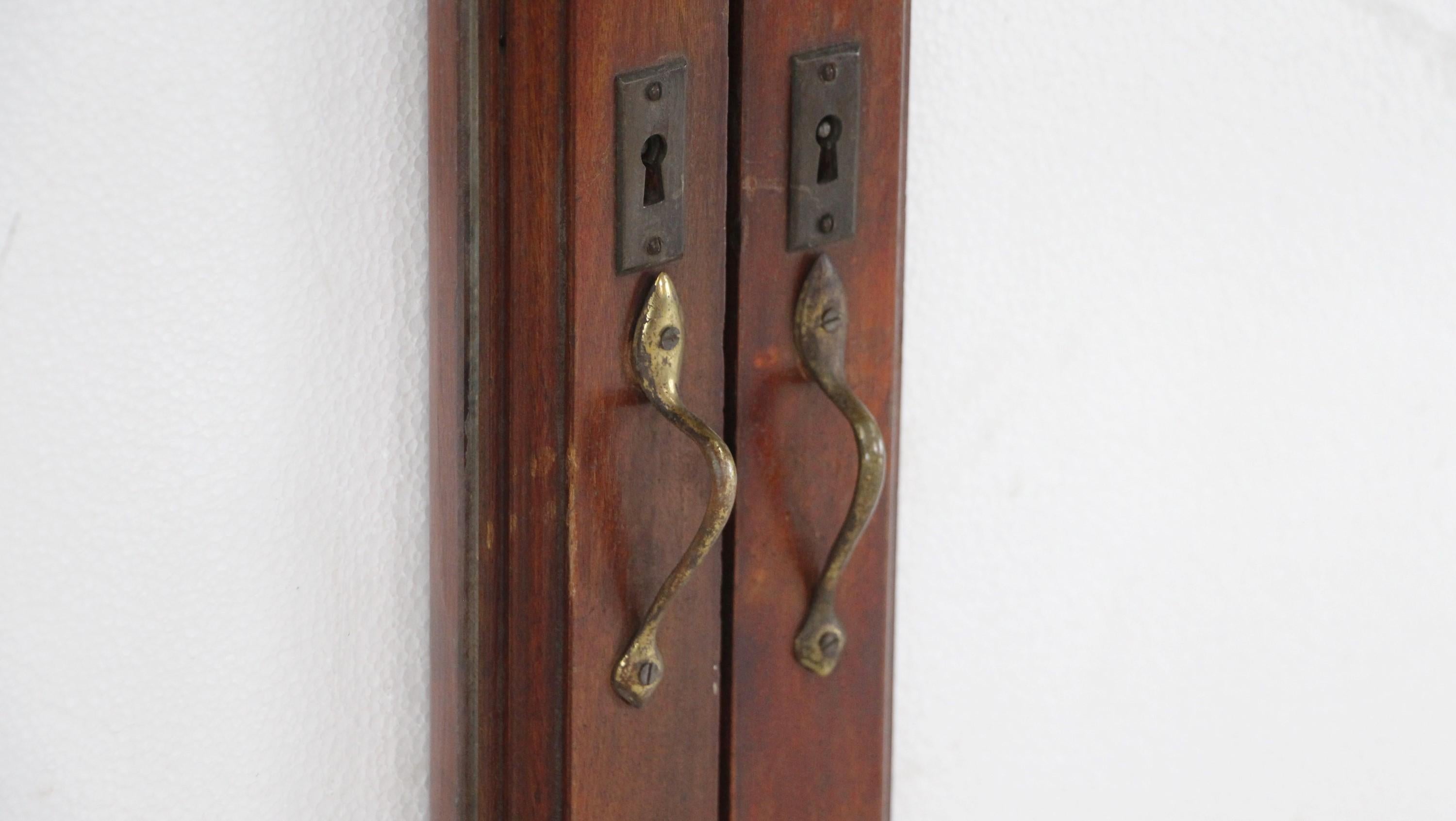 Ein Paar Mahagoni-Türen mit Holzrahmen 53 x 47,5 (amerikanisch) im Angebot