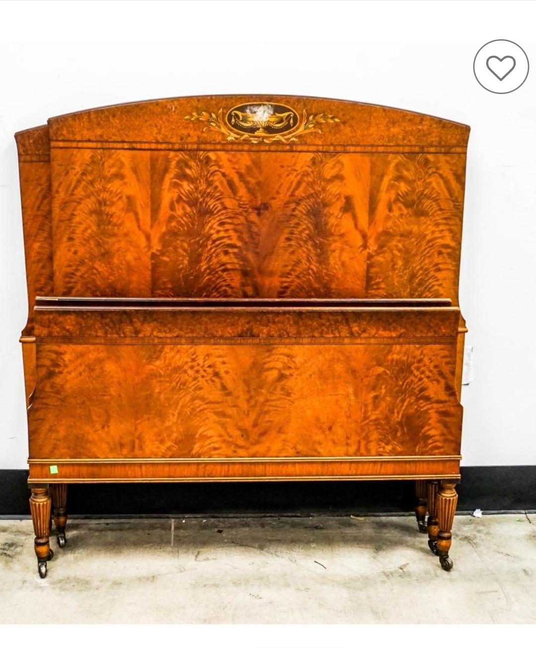 Paire de cadres de lit à bandeau croisé en acajou et ronce de Sligh Furniture Circa 1920.  Construction solide. Il durera des décennies.
Mesure 42