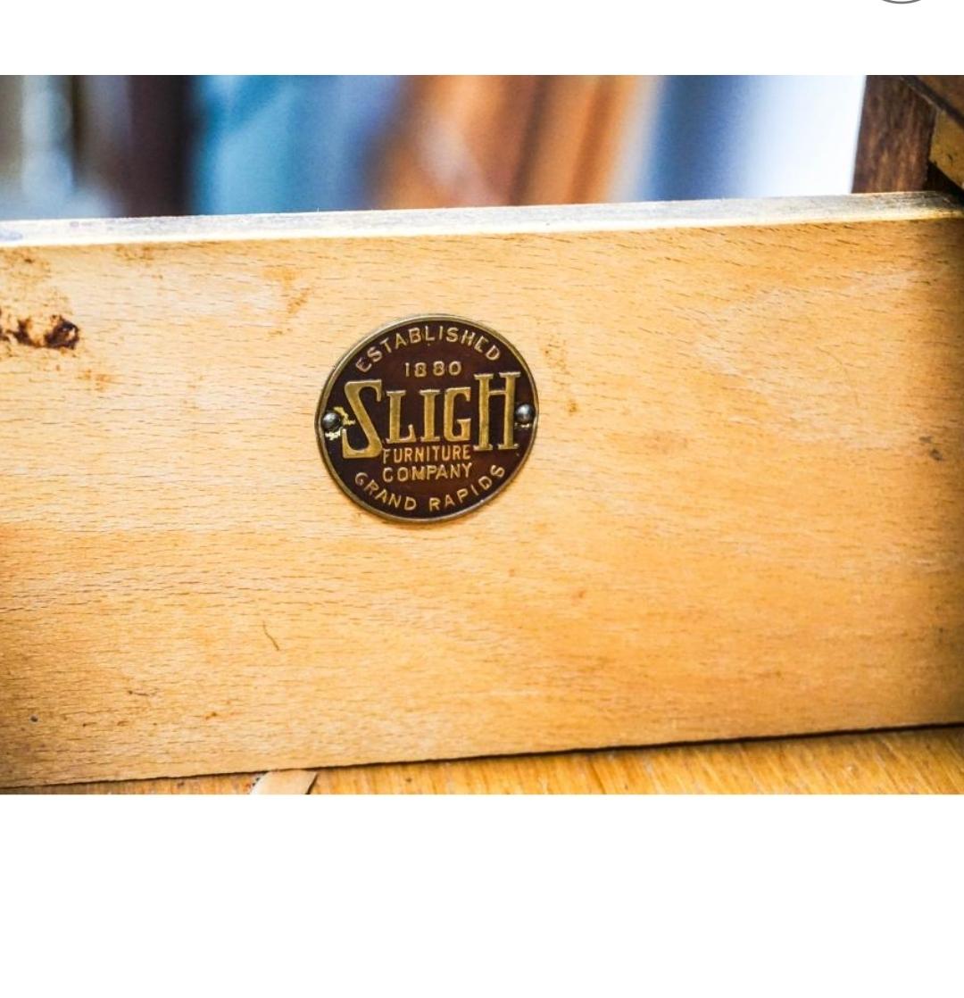 Incrusté Paire de cadres de lit à une place de Sligh Furniture en acajou crocheté et ronce d'acajou à bandes croisées en vente