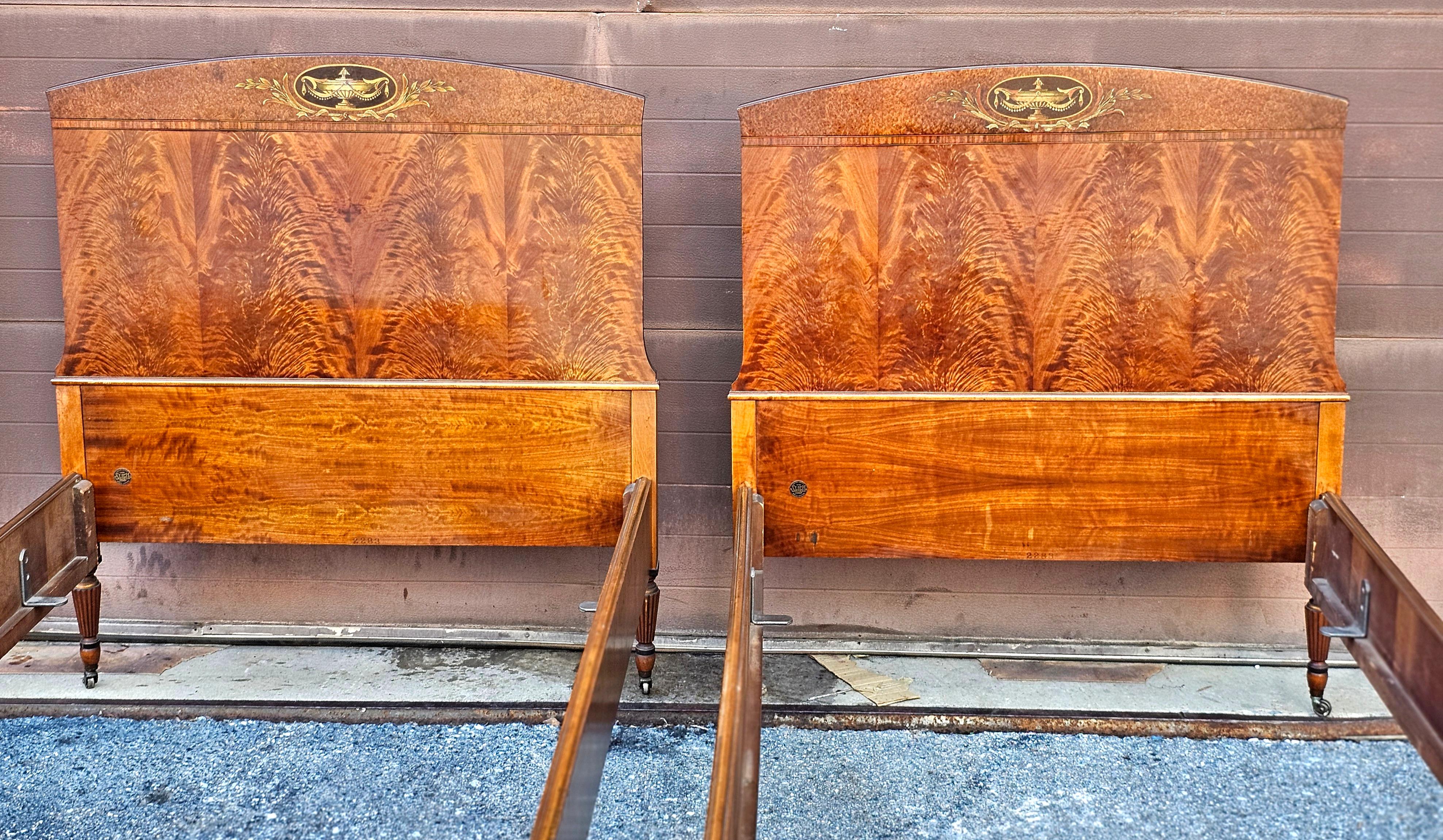 Pareja de camas individuales Sligh Furniture de caoba entrecruzada, burl y tulipwood en venta 4