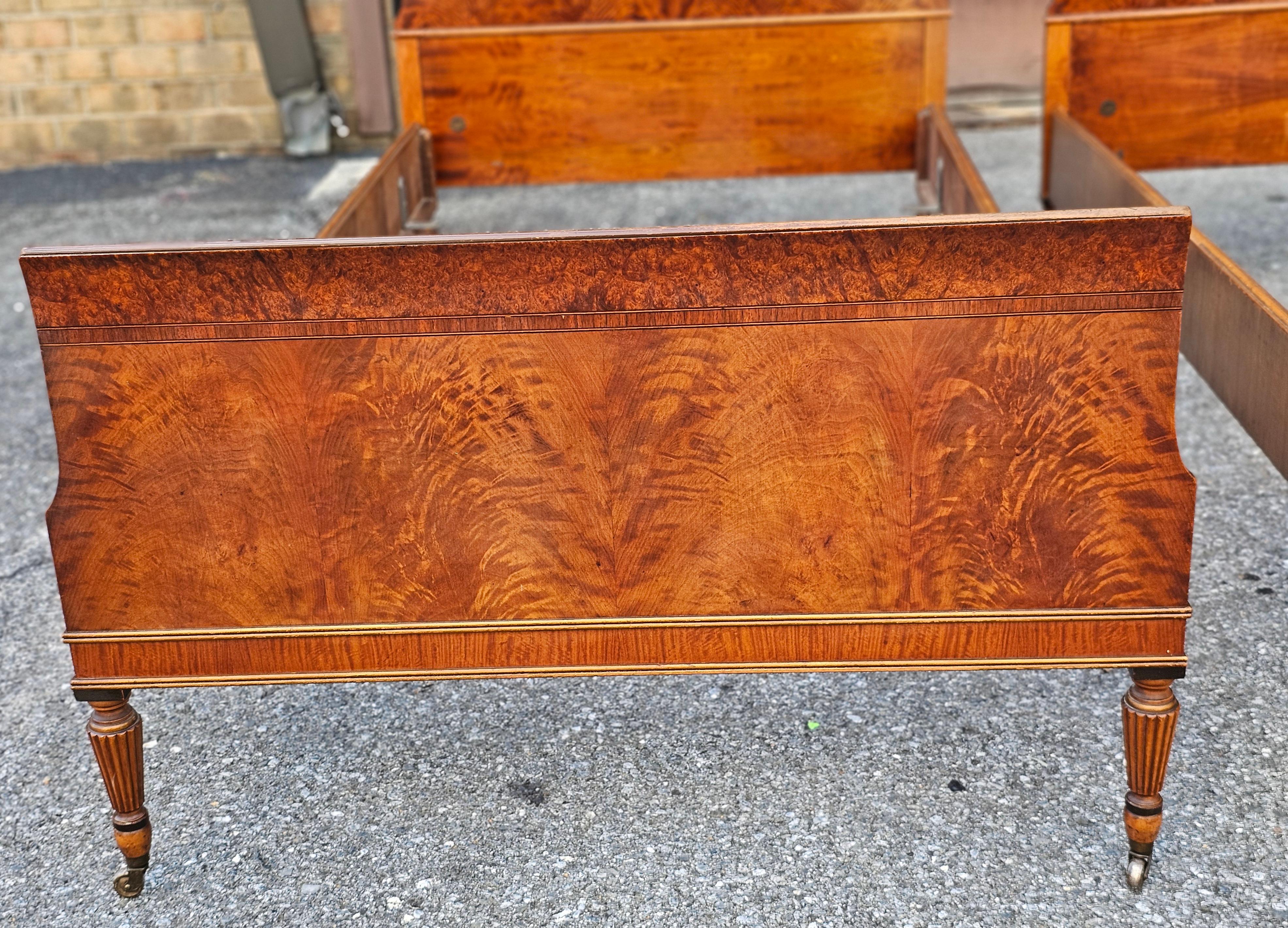 Pareja de camas individuales Sligh Furniture de caoba entrecruzada, burl y tulipwood en venta 5