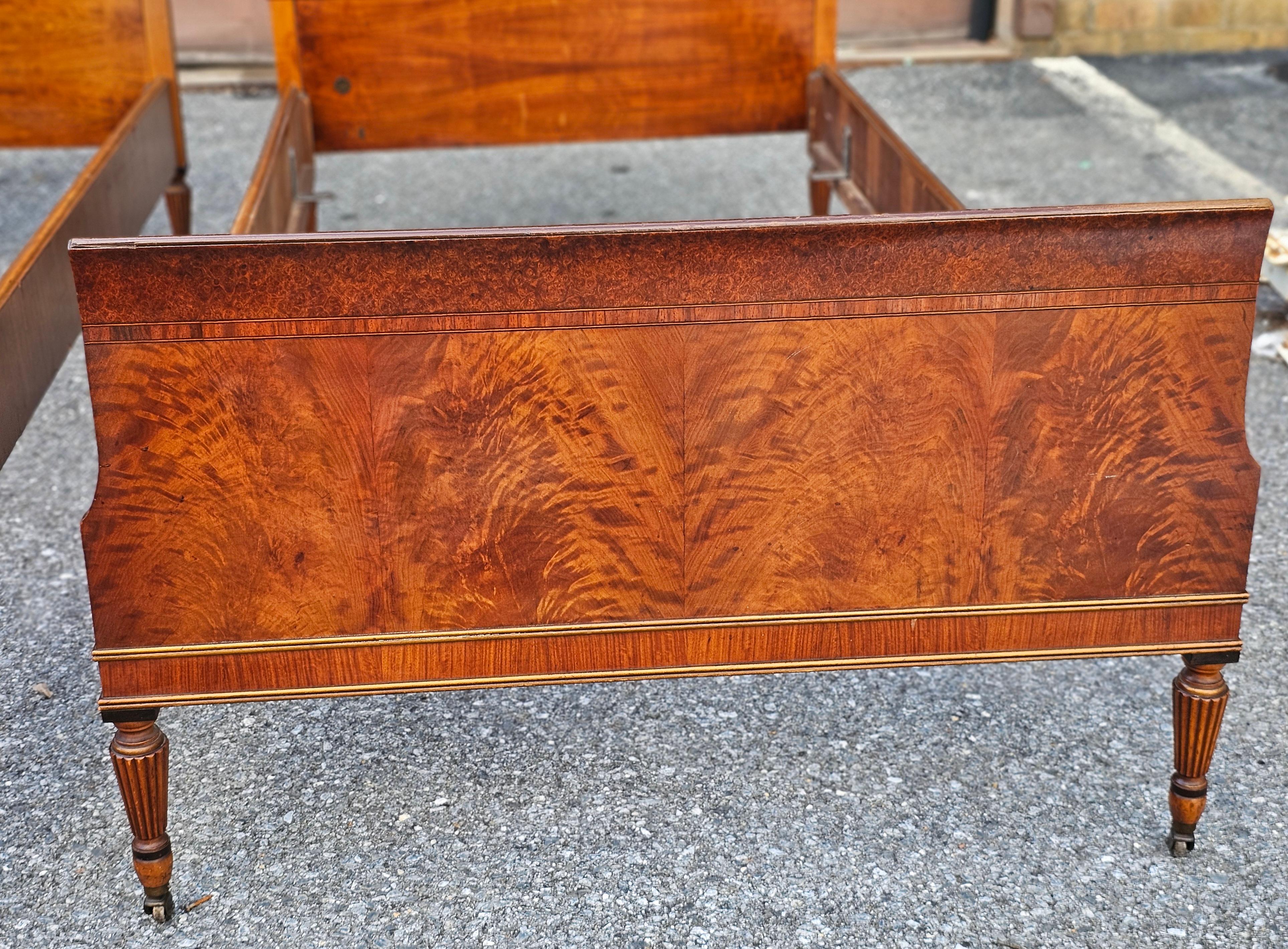 Pareja de camas individuales Sligh Furniture de caoba entrecruzada, burl y tulipwood en venta 6