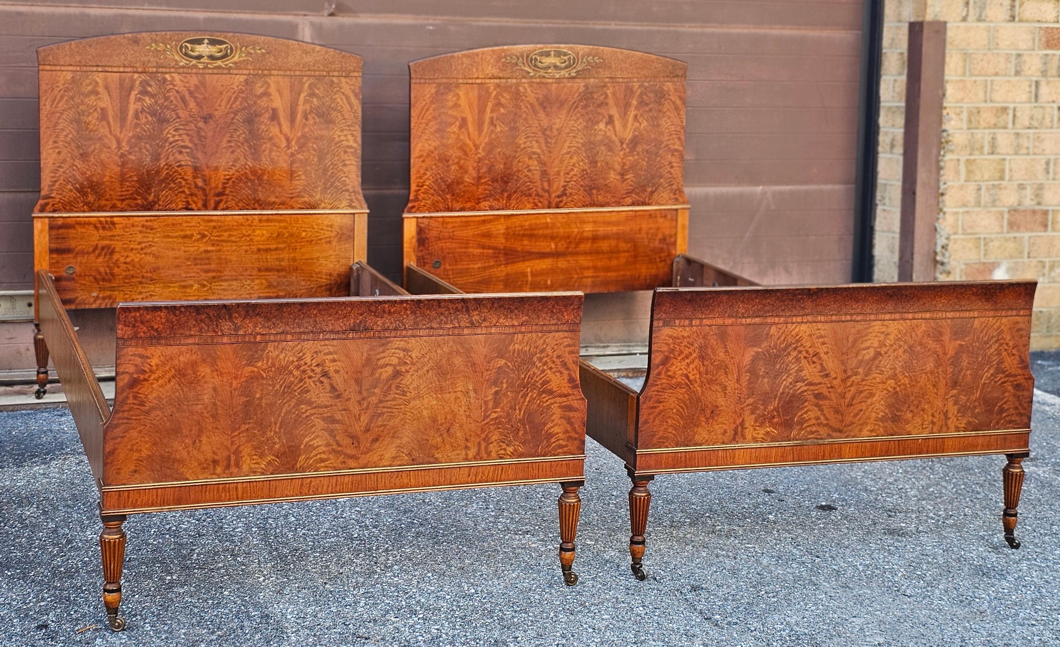 Pareja de camas individuales Sligh Furniture de caoba entrecruzada, burl y tulipwood en venta 7