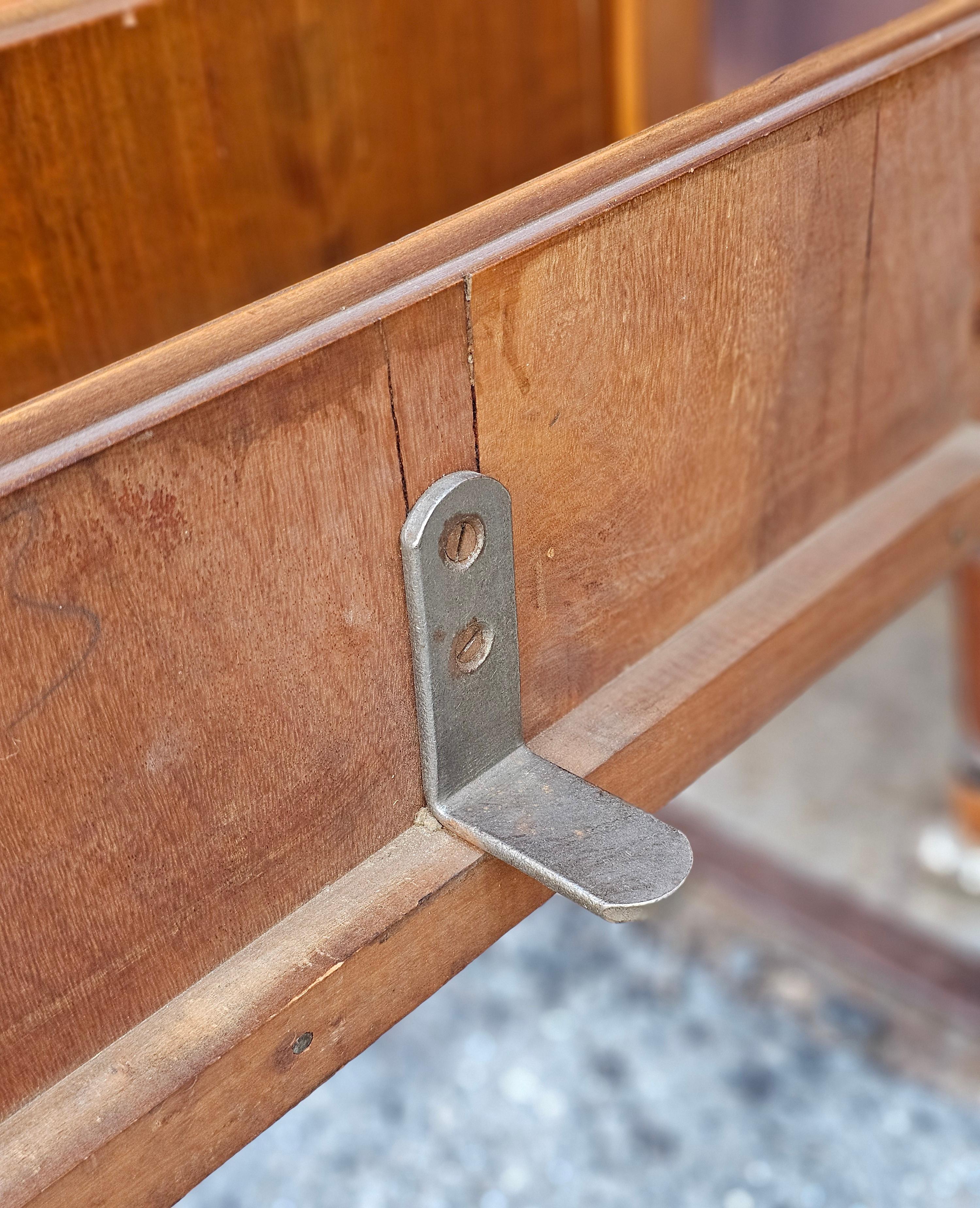 Pareja de camas individuales Sligh Furniture de caoba entrecruzada, burl y tulipwood en venta 9