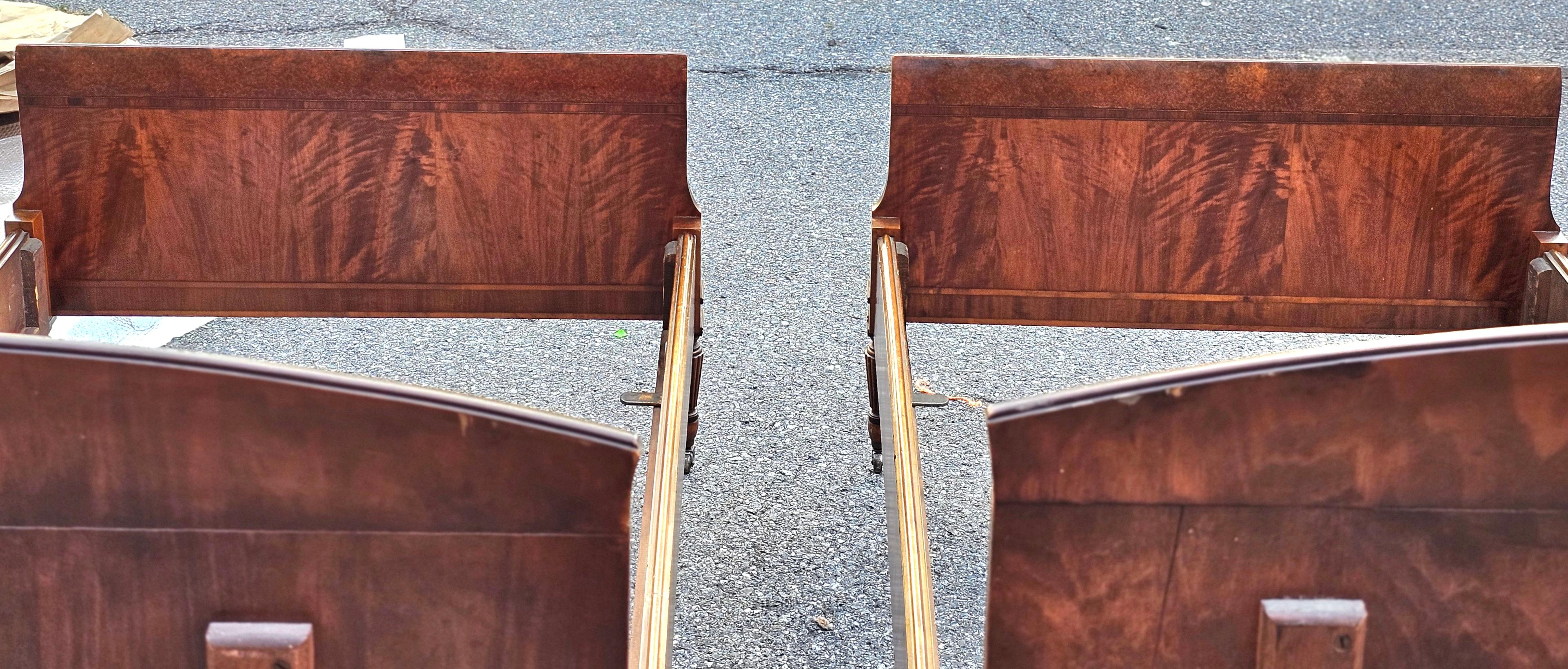 Pareja de camas individuales Sligh Furniture de caoba entrecruzada, burl y tulipwood en venta 10