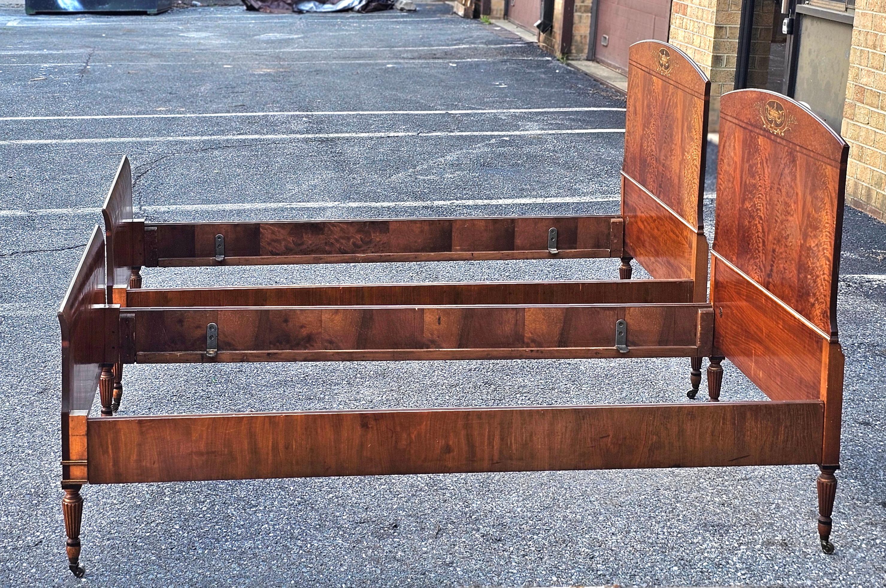 Pareja de camas individuales Sligh Furniture de caoba entrecruzada, burl y tulipwood en venta 11