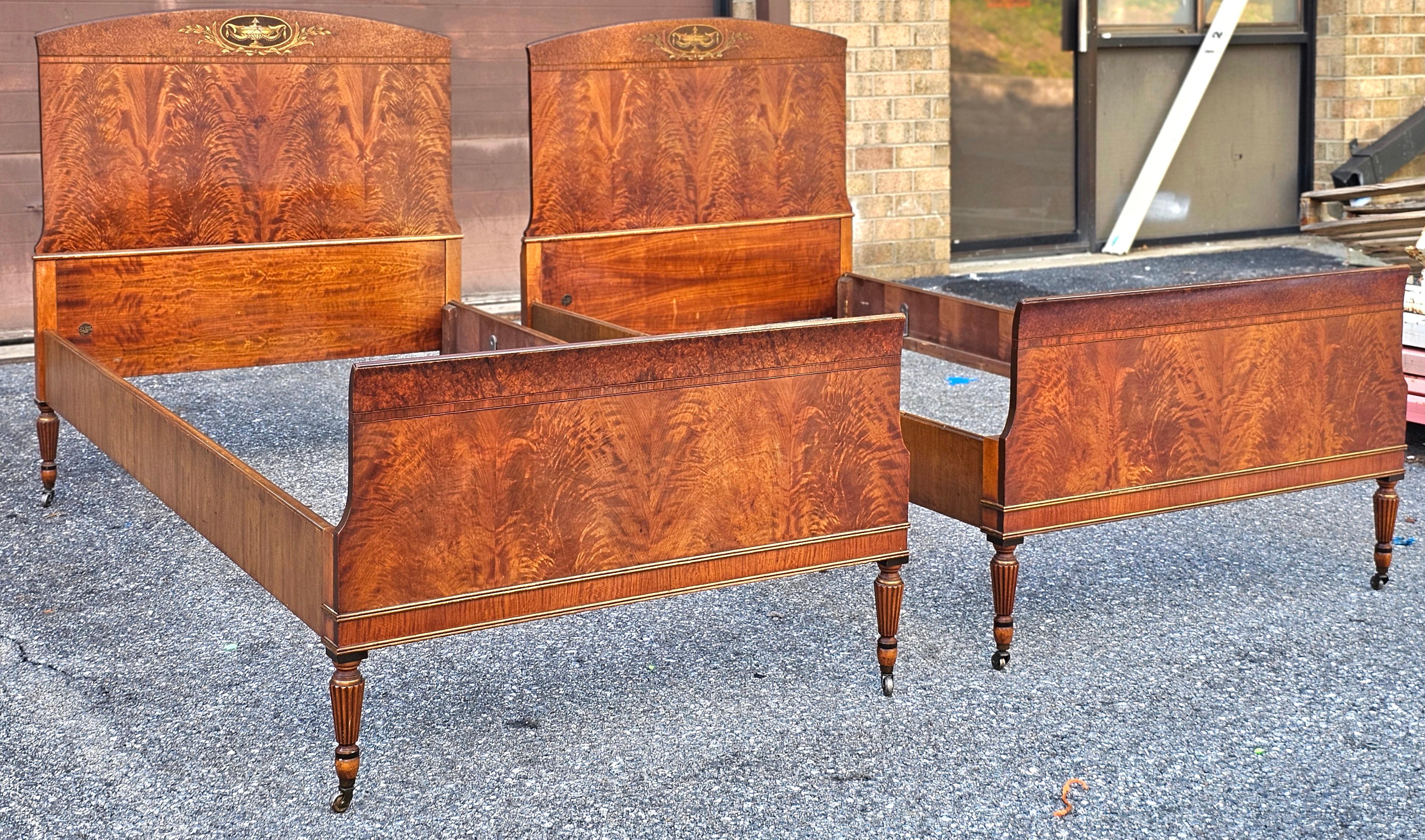 Un par de muebles Sligh Furniture de caoba,  Armazón de cama individual de madera de burl y tulipán con bandas cruzadas Circa años 20.  Construcción sólida. Durará décadas.
Mide 42,5