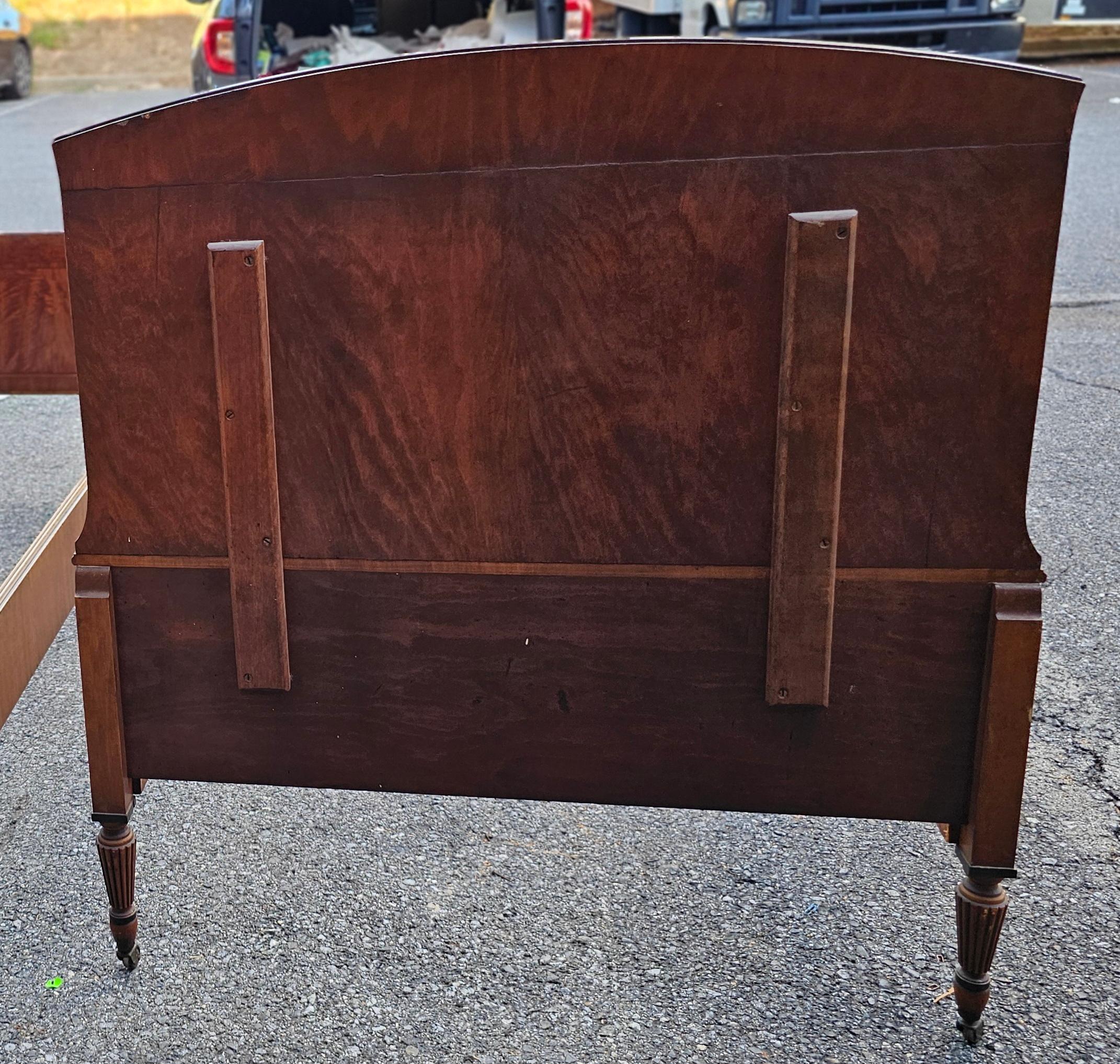 Pareja de camas individuales Sligh Furniture de caoba entrecruzada, burl y tulipwood en venta 12