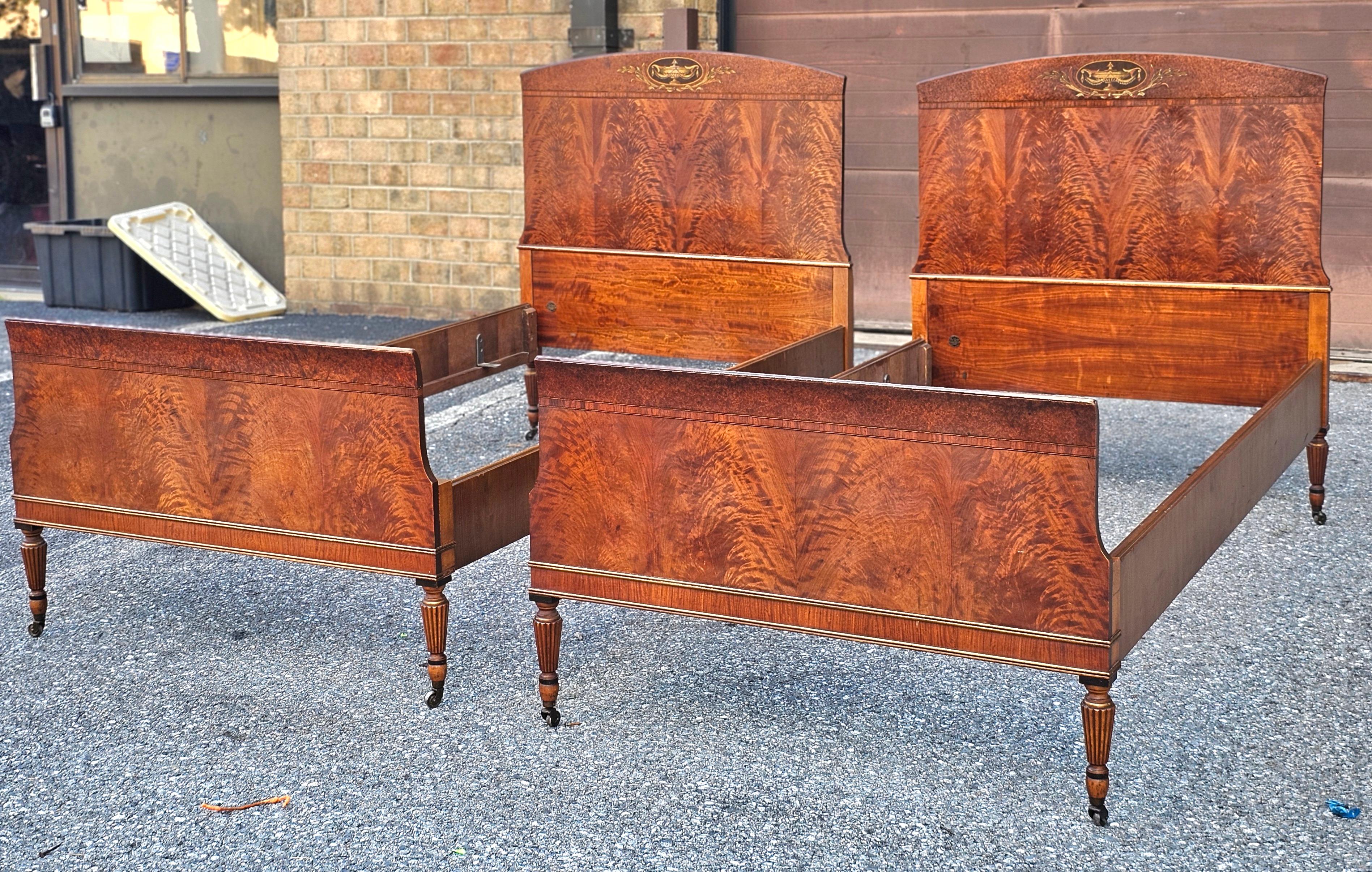 Pareja de camas individuales Sligh Furniture de caoba entrecruzada, burl y tulipwood Hepplewhite en venta