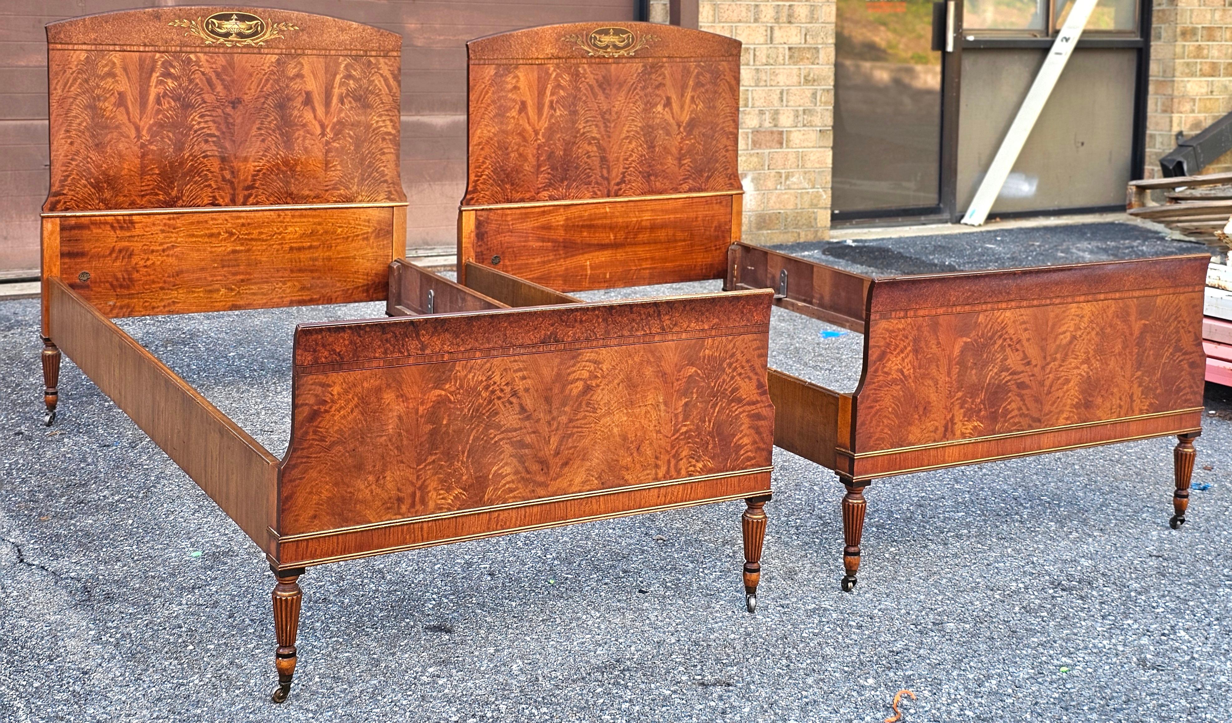 Pareja de camas individuales Sligh Furniture de caoba entrecruzada, burl y tulipwood Estadounidense en venta