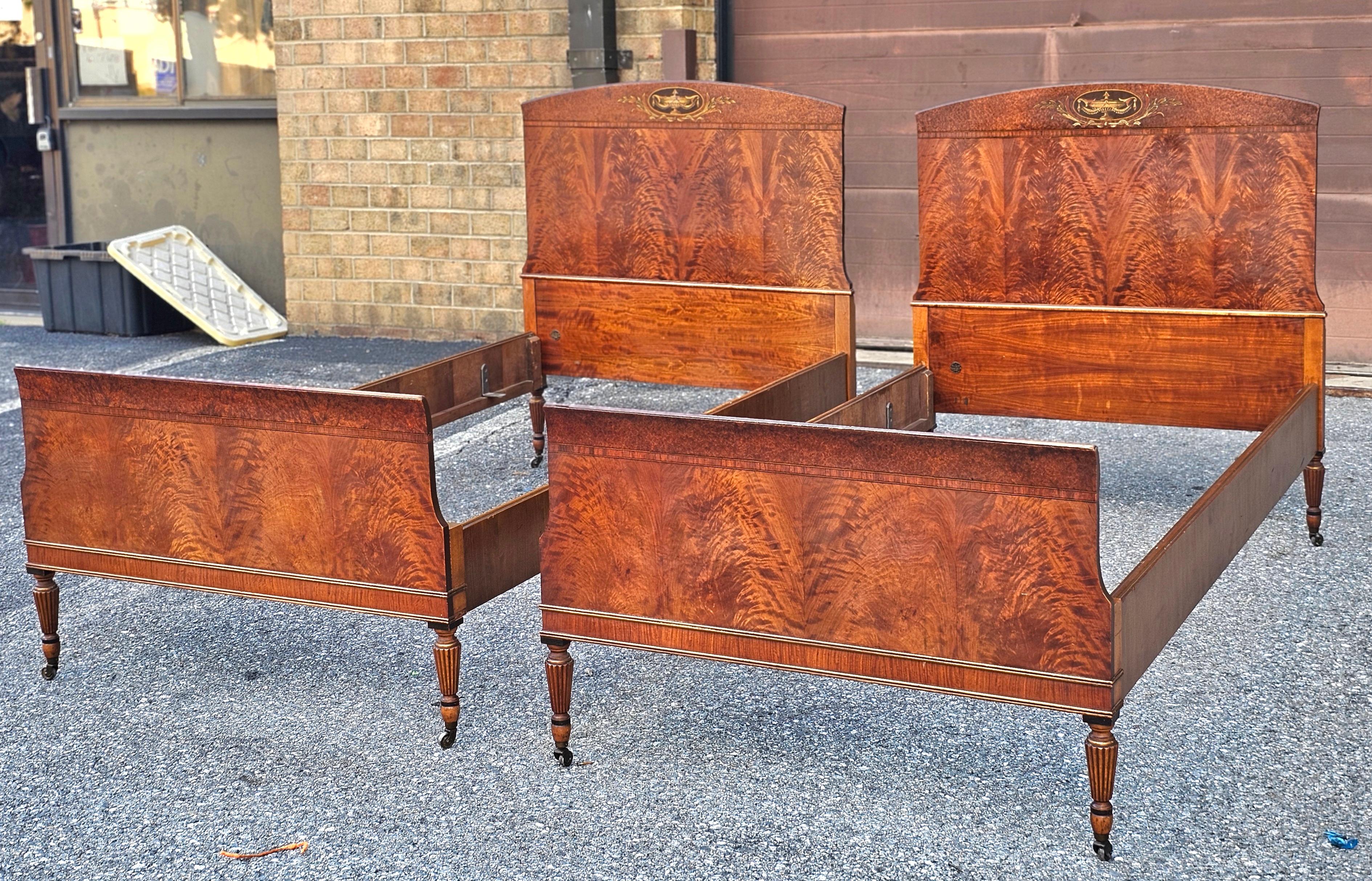 Pareja de camas individuales Sligh Furniture de caoba entrecruzada, burl y tulipwood Manchado en venta