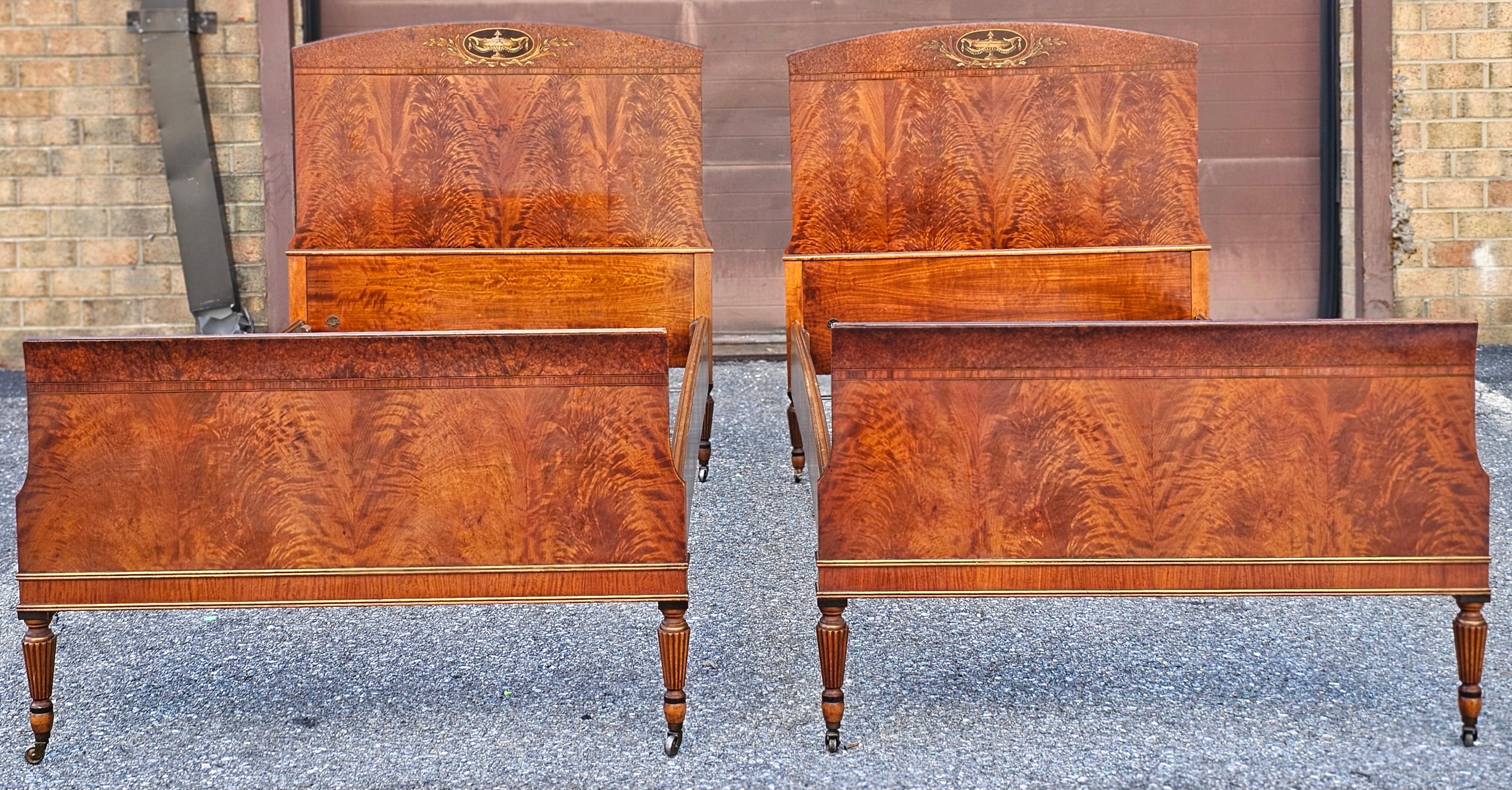 Pareja de camas individuales Sligh Furniture de caoba entrecruzada, burl y tulipwood en Bueno estado para la venta en Germantown, MD