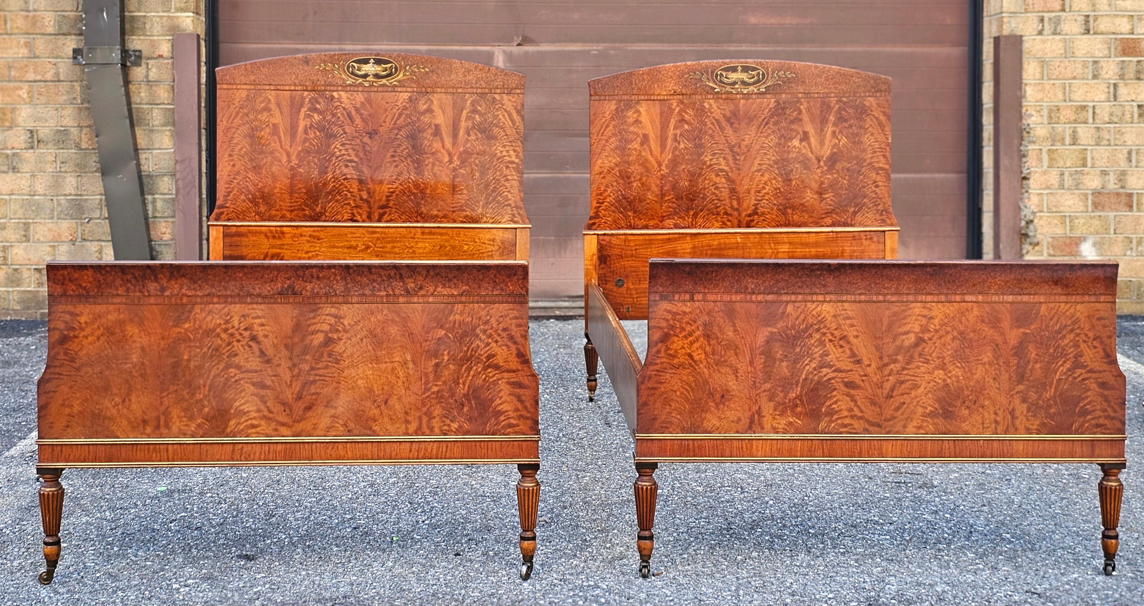 Pareja de camas individuales Sligh Furniture de caoba entrecruzada, burl y tulipwood siglo XX en venta