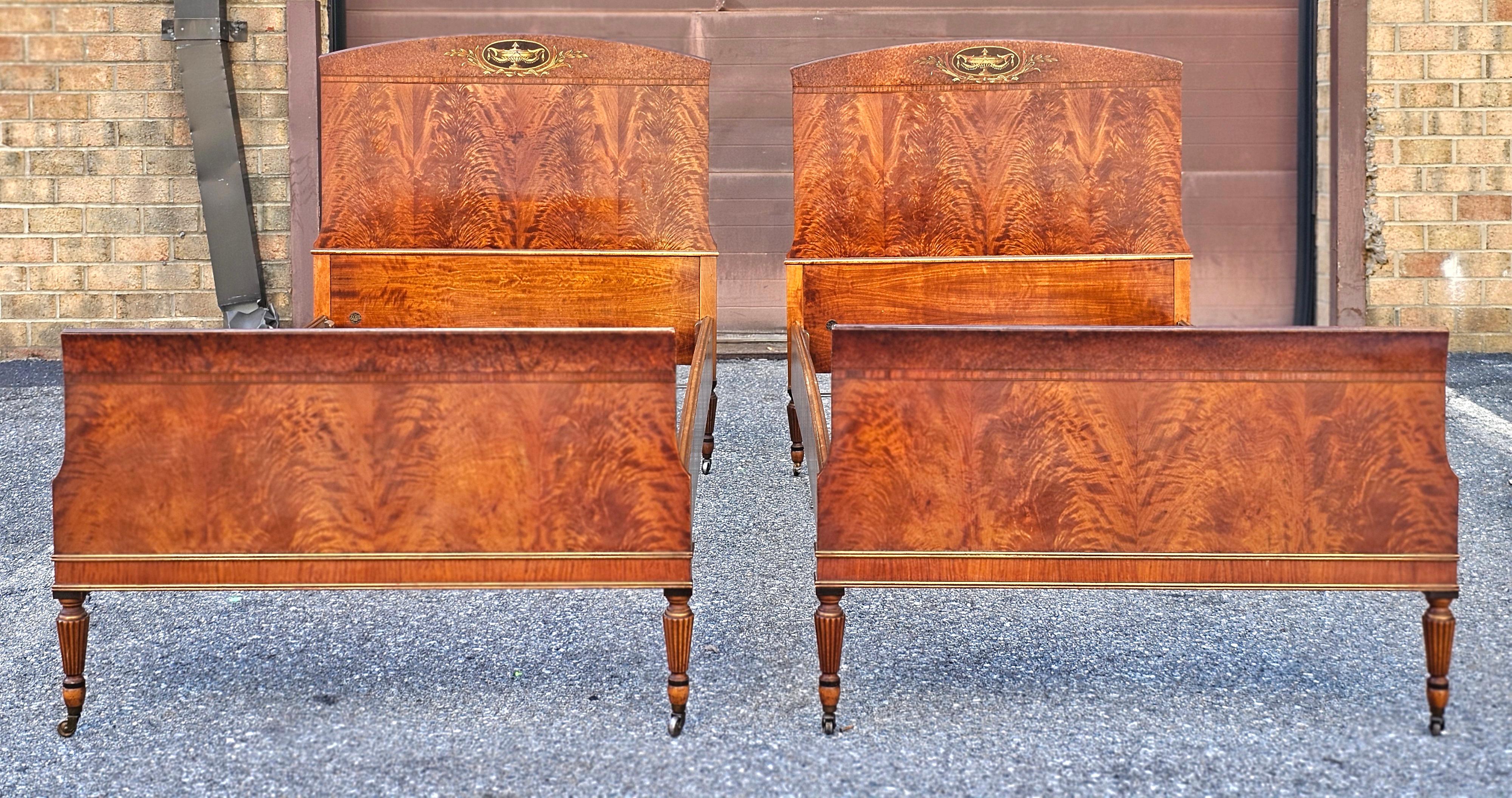 Pareja de camas individuales Sligh Furniture de caoba entrecruzada, burl y tulipwood Tulipwood en venta