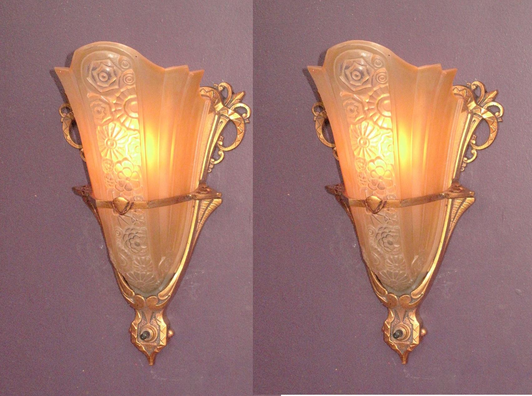 Restaurierte Wandleuchter mit Schlupfschirm aus den 1930er Jahren.  Neu lackiert in der Originalfarbe Sunset Golden.
Die Schirme sind klar und gefrostet.  2, möglicherweise 3 Paare verfügbar.
Sehr stattlich und anspruchsvoll.  Schattierungen, die