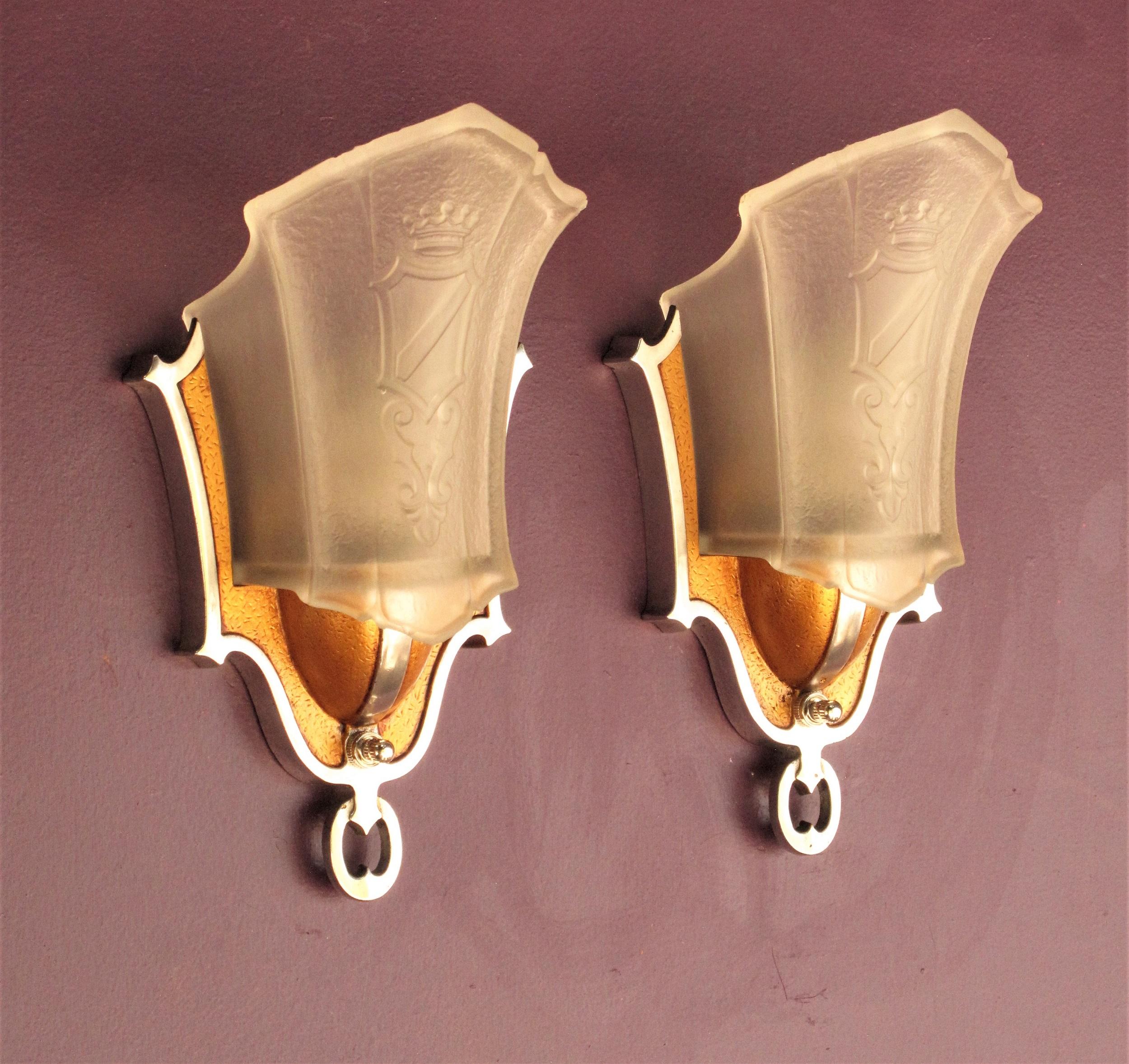 Paar Slip-Schirm-Wandleuchter mit Krone und Schild, 4er-Set, erhältlich um 1930 (20. Jahrhundert) im Angebot