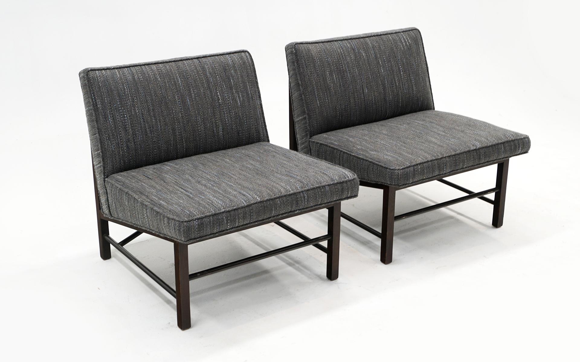 Satz von zwei armlosen Slipper Chairs / Lounge Chairs, entworfen von Edward Wormley für Dunbar, 1950er Jahre.  Die mittelgrau. Polsterung wurde vor kurzem aktualisiert und in gutem Zustand ohne Probleme.  Die Mahagoni-Rahmen, -Beine und -Kreuzträger