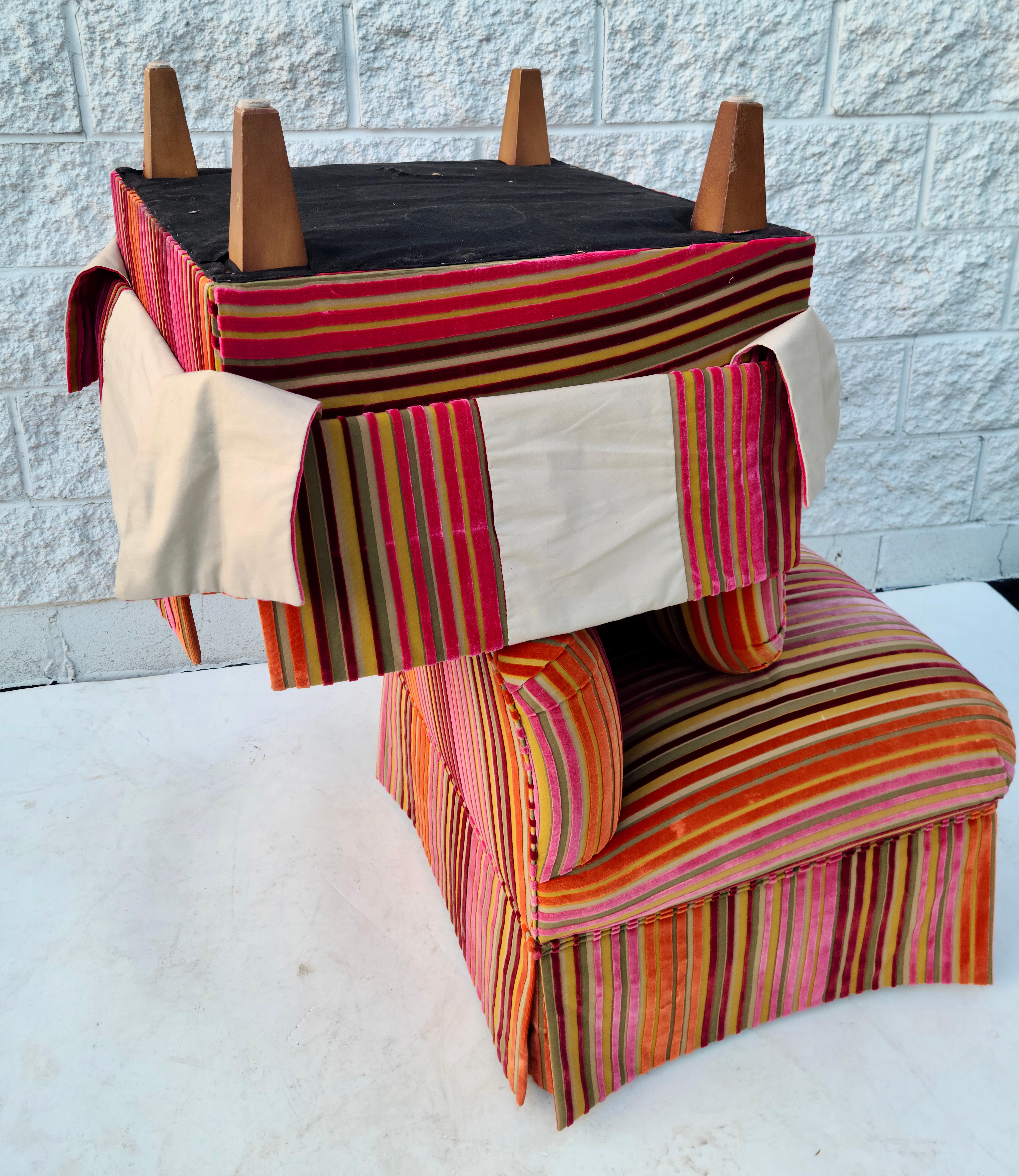 Ein Paar Sessel ohne Armlehne aus gestreiftem Samt im Stil von Jack Lenor Larsen, Dimensional gestreift im Angebot 13