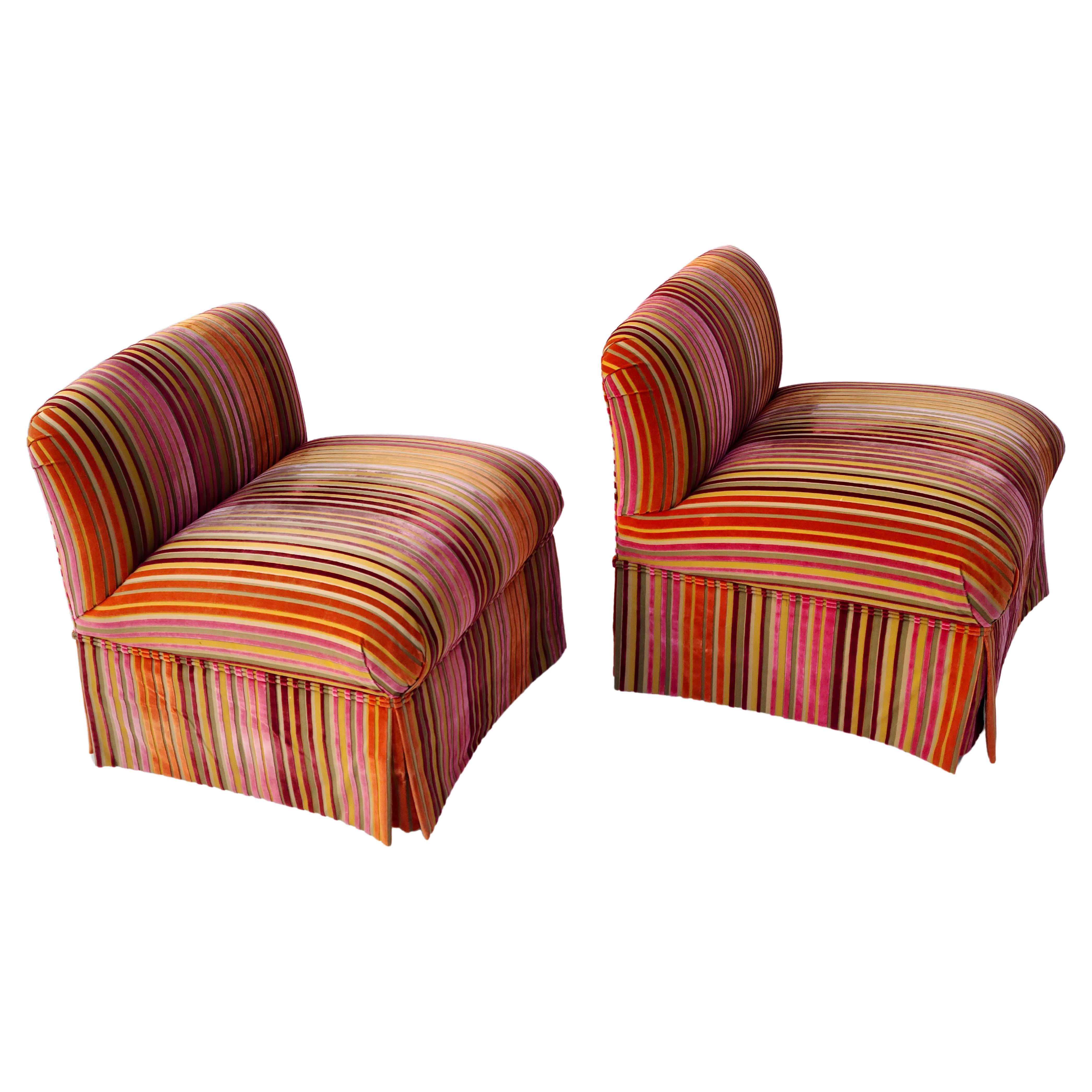 Ein Paar Sessel ohne Armlehne aus gestreiftem Samt im Stil von Jack Lenor Larsen, Dimensional gestreift im Angebot 1