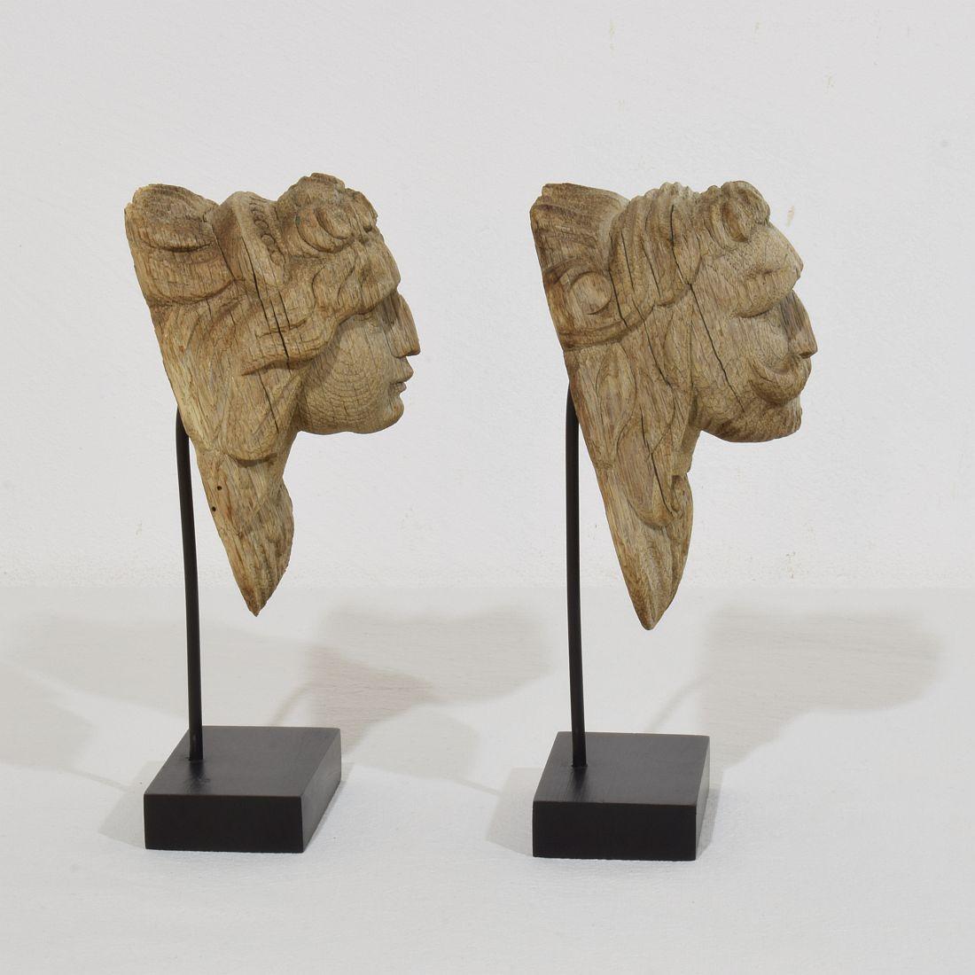 Pair Small 17/ Century French Weathered Carved Oak Head Ornaments In Good Condition In Buisson, FR