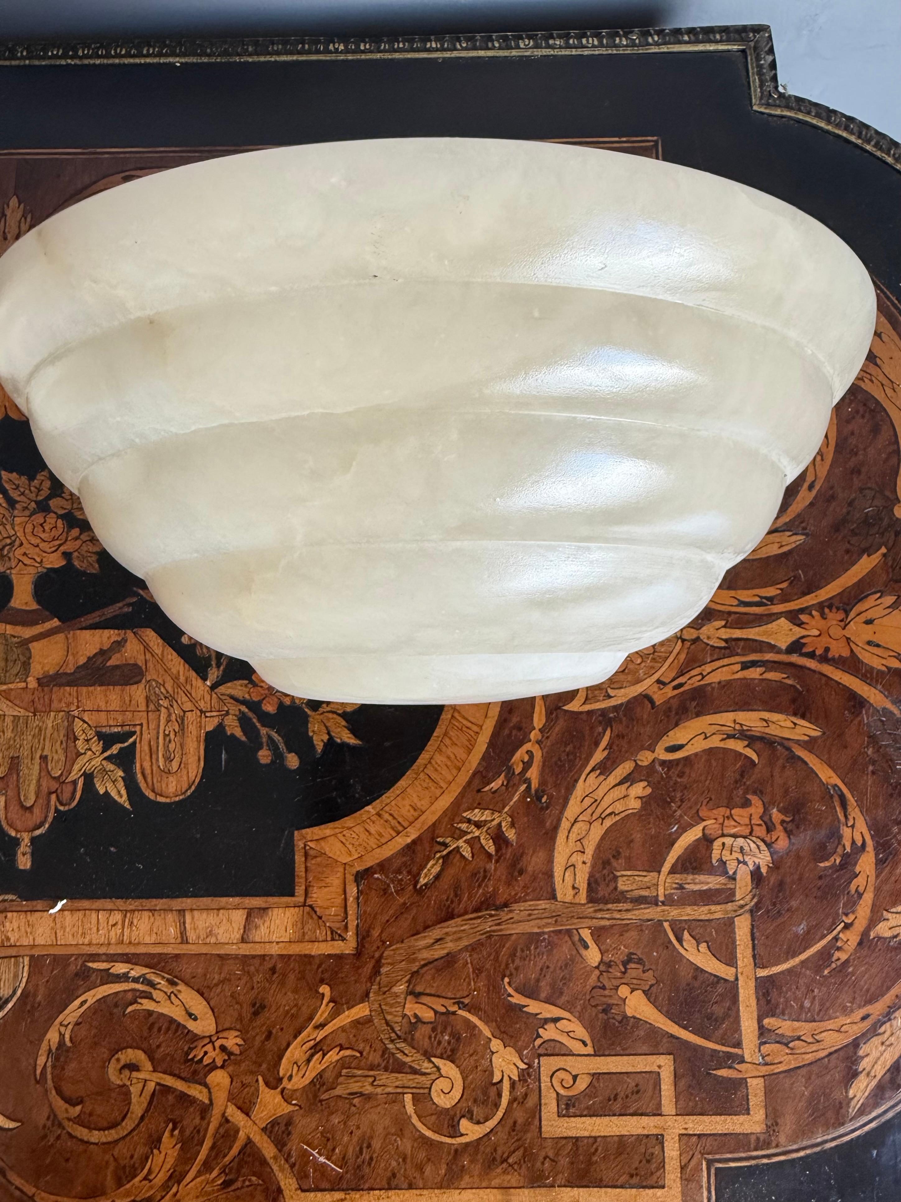 Pair Small Art Deco St Alabaster Wall Sconces Timeless Elegance in Natural Stone en venta 4