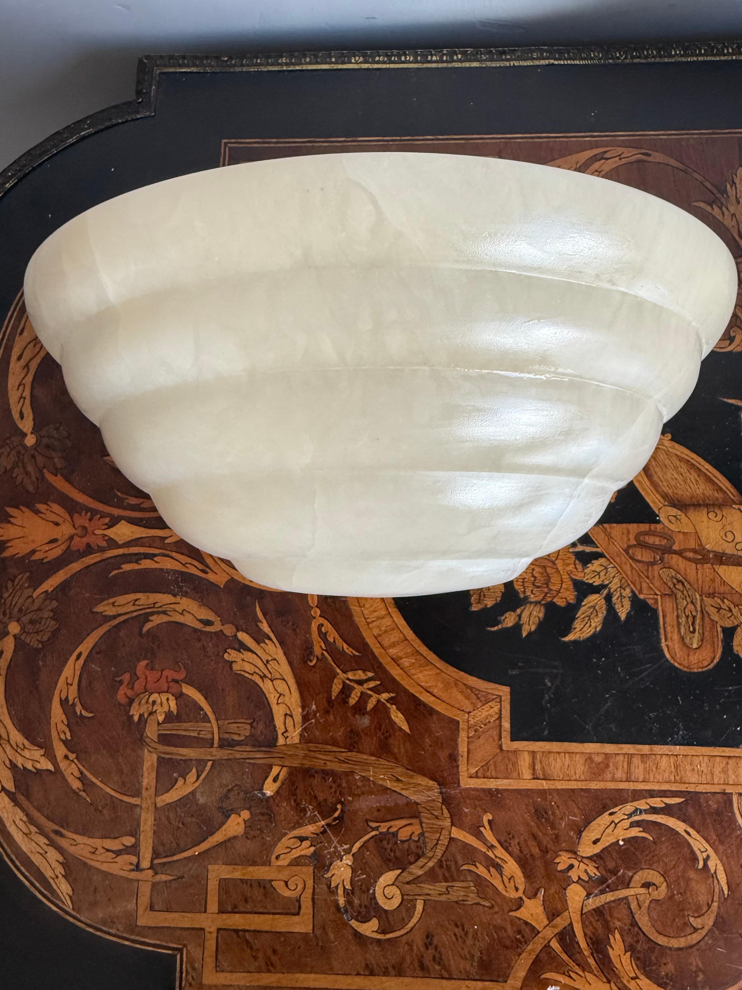 Pair Small Art Deco St Alabaster Wall Sconces Timeless Elegance in Natural Stone en venta 5