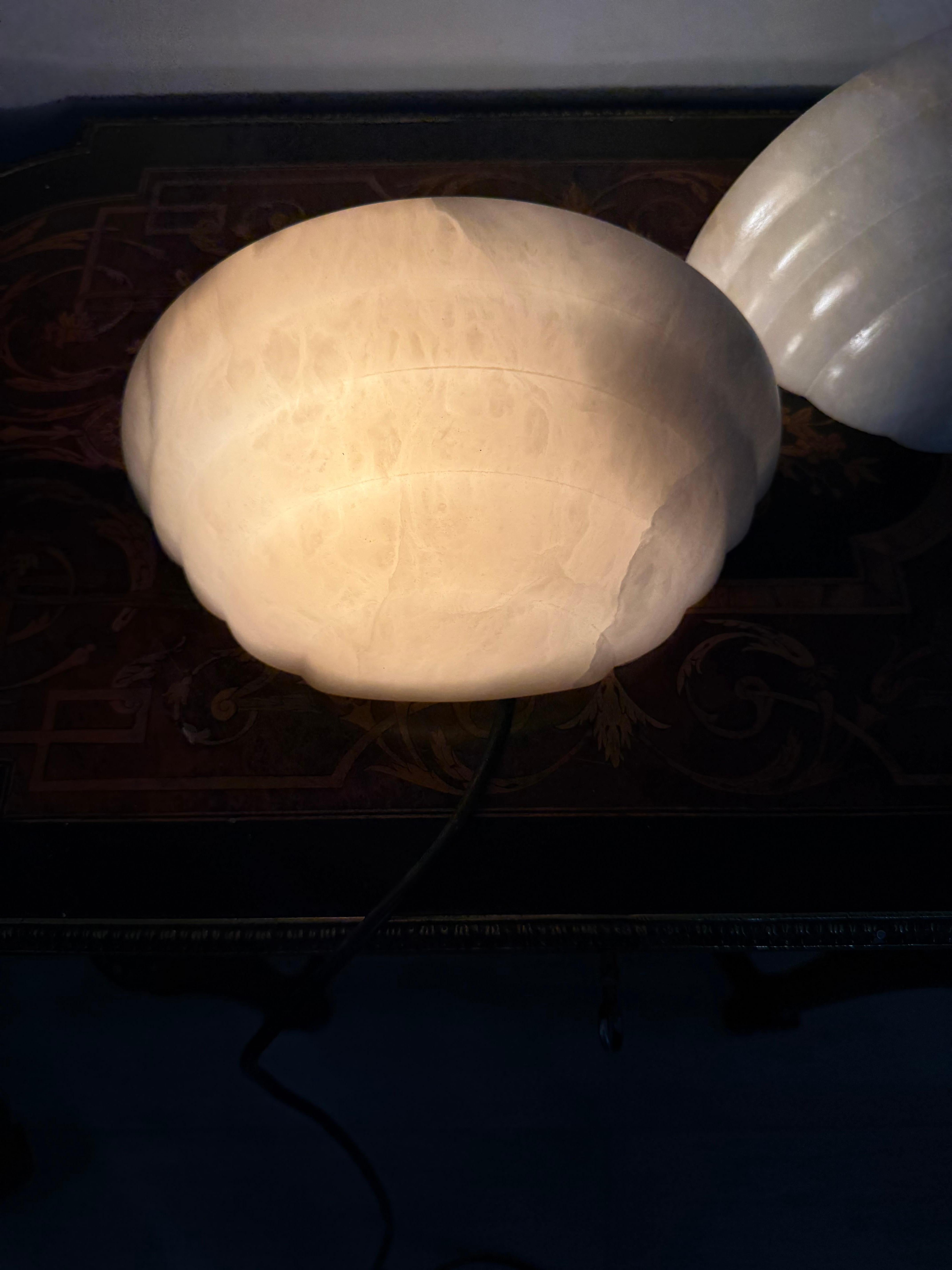 Pair Small Art Deco St Alabaster Wall Sconces Timeless Elegance in Natural Stone en venta 9