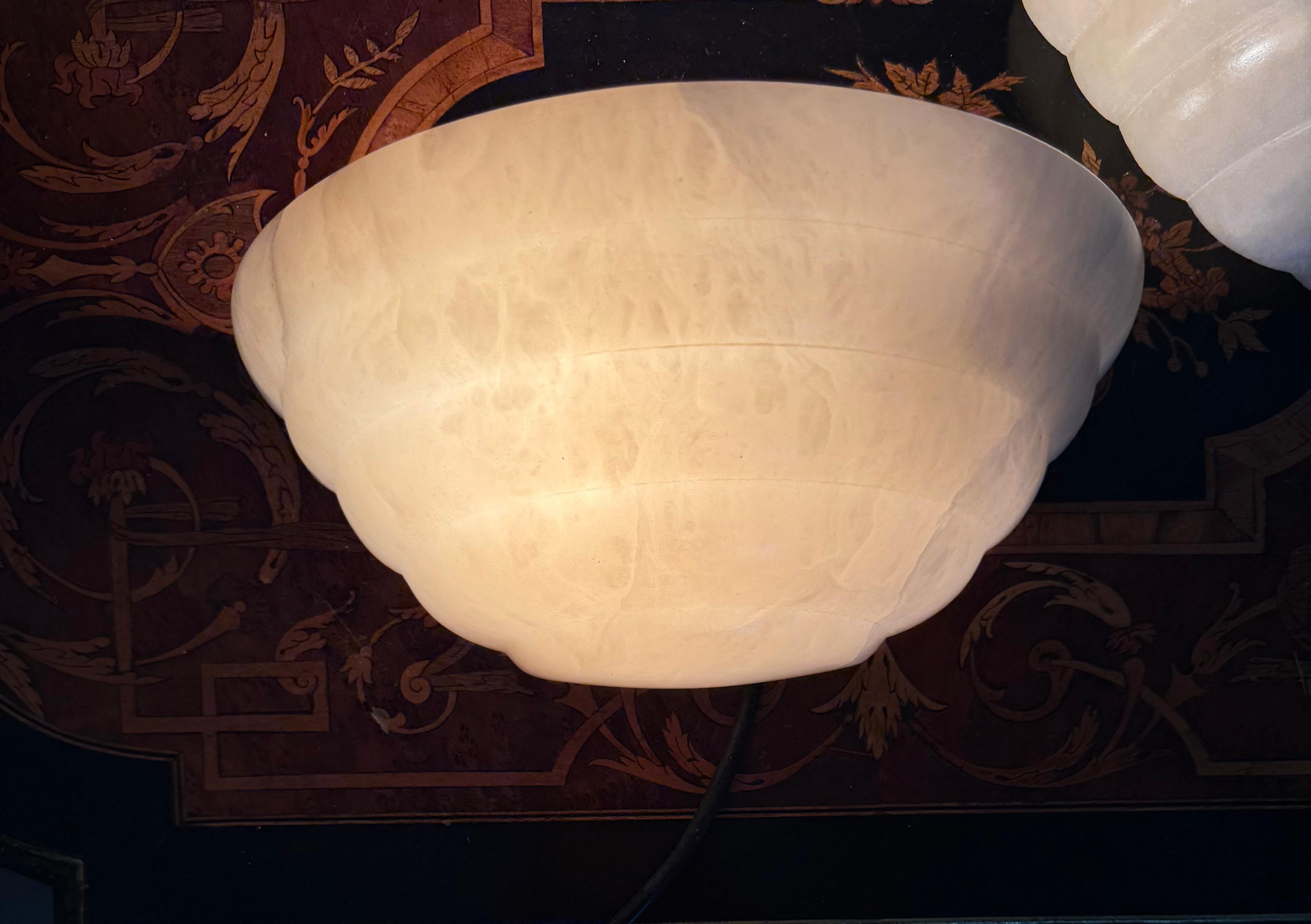 Pair Small Art Deco St Alabaster Wall Sconces Timeless Elegance in Natural Stone en venta 11