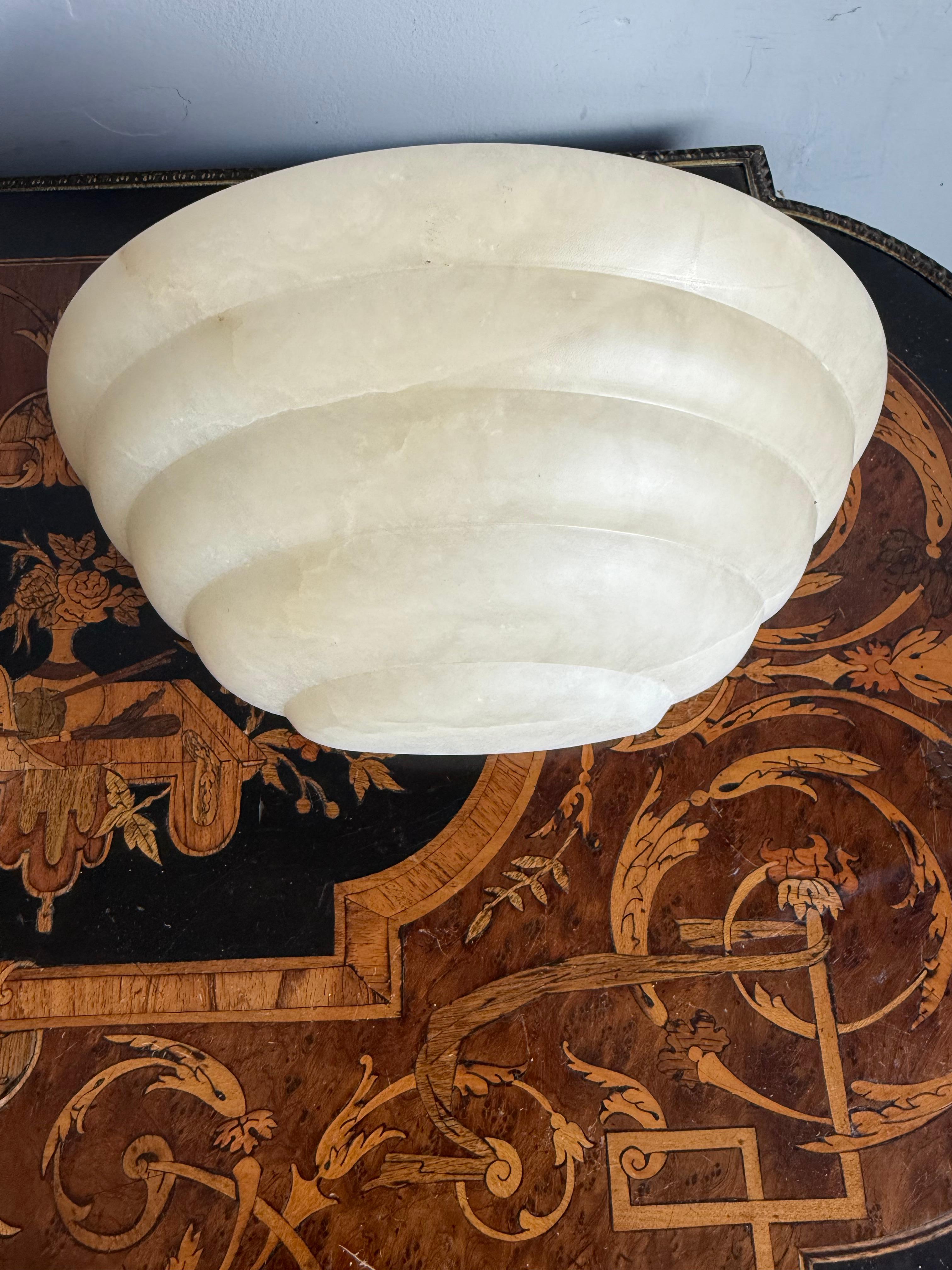 Pair Small Art Deco St Alabaster Wall Sconces Timeless Elegance in Natural Stone Europeo en venta