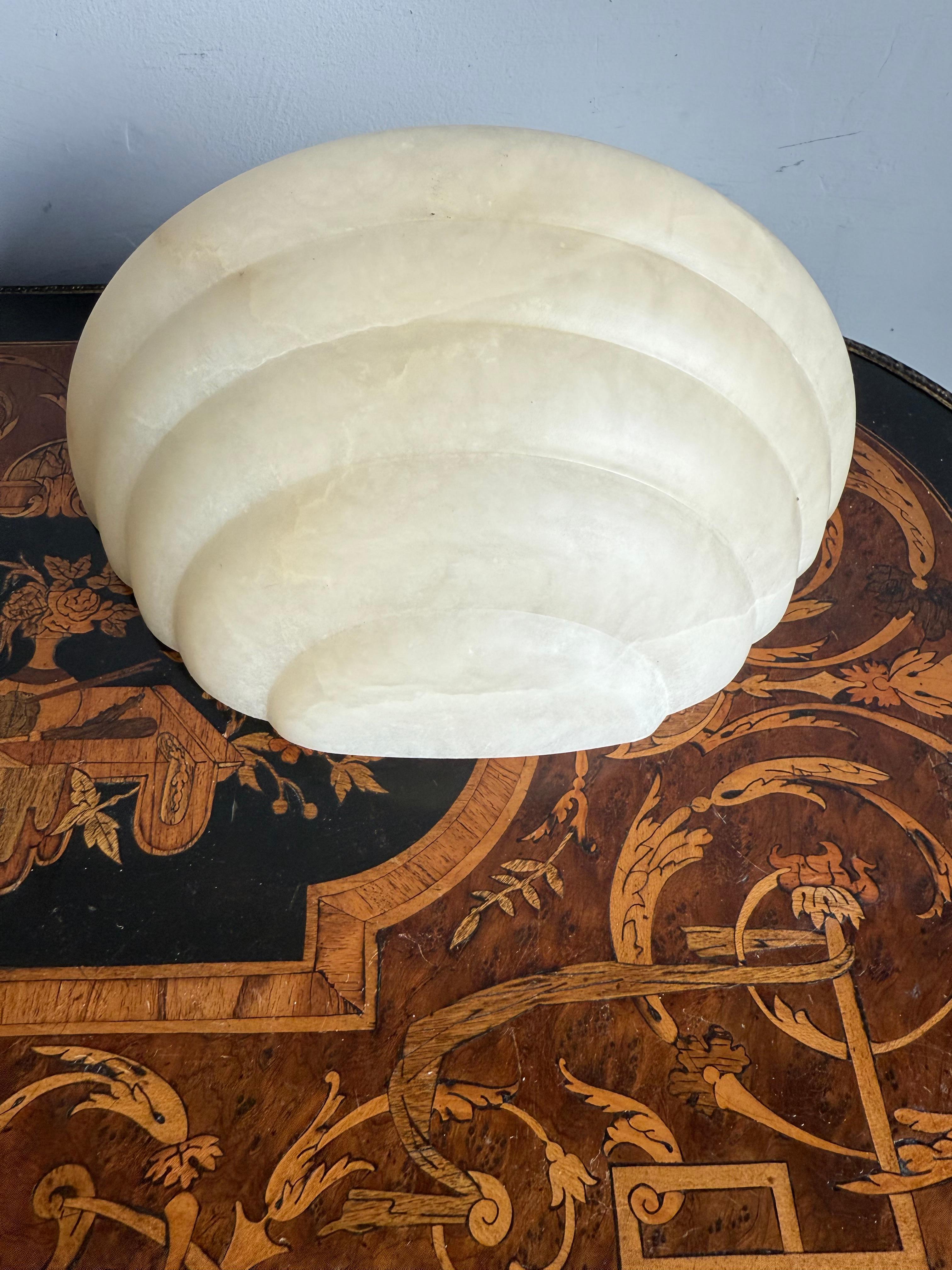 Pair Small Art Deco St Alabaster Wall Sconces Timeless Elegance in Natural Stone Tallado a mano en venta