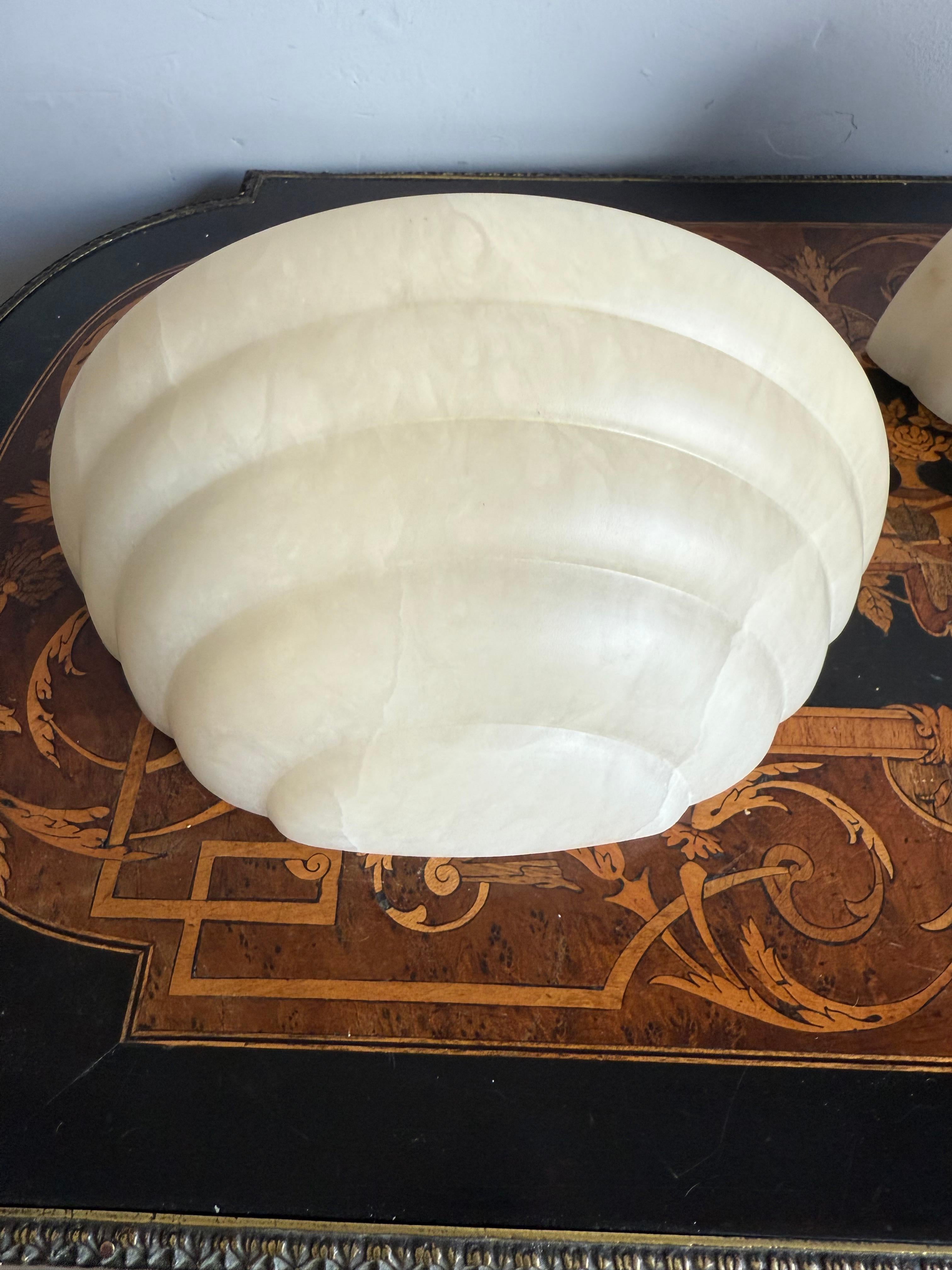 Pair Small Art Deco St Alabaster Wall Sconces Timeless Elegance in Natural Stone en Excelente estado para la venta en Lisse, NL