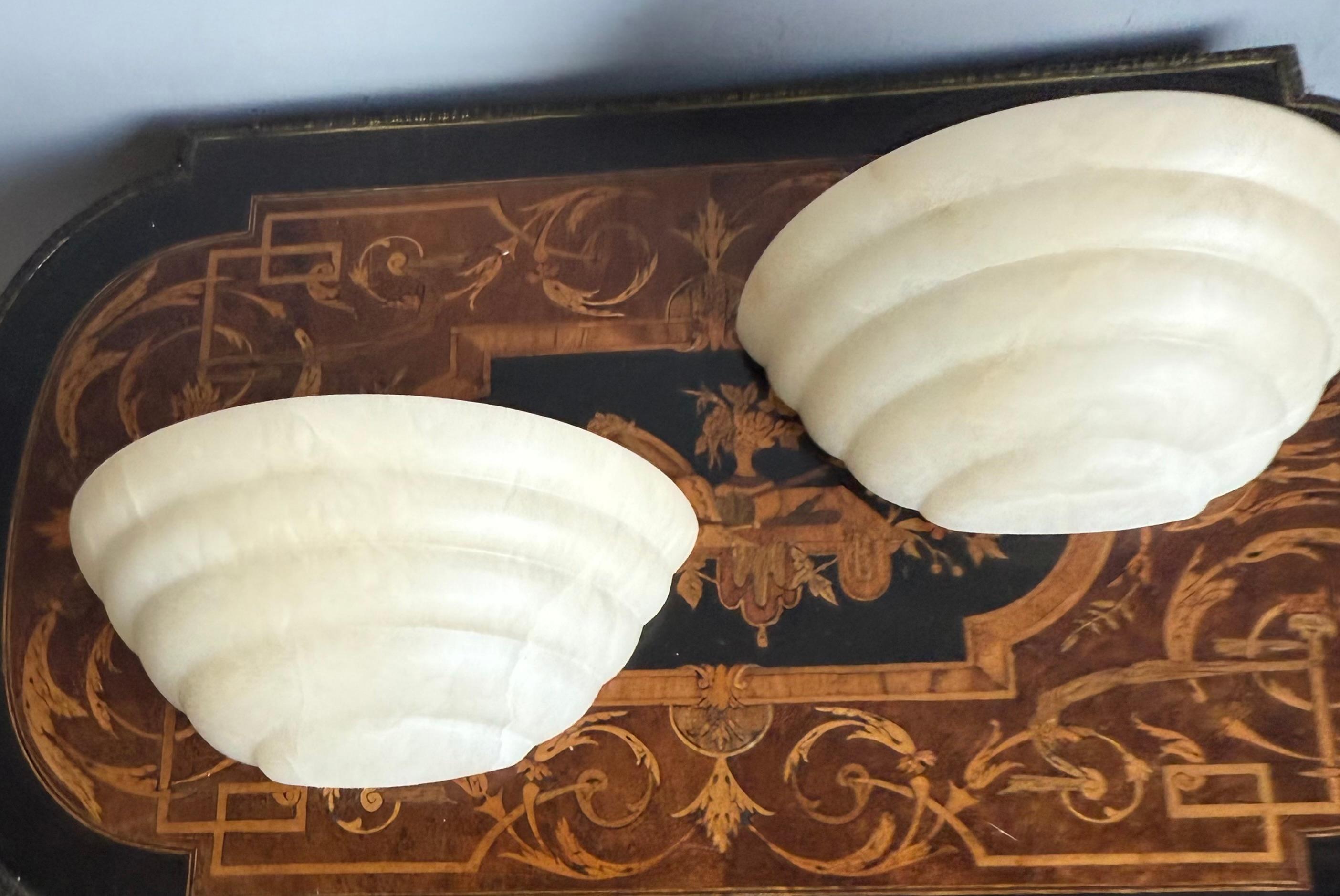 Pair Small Art Deco St Alabaster Wall Sconces Timeless Elegance in Natural Stone siglo XX en venta