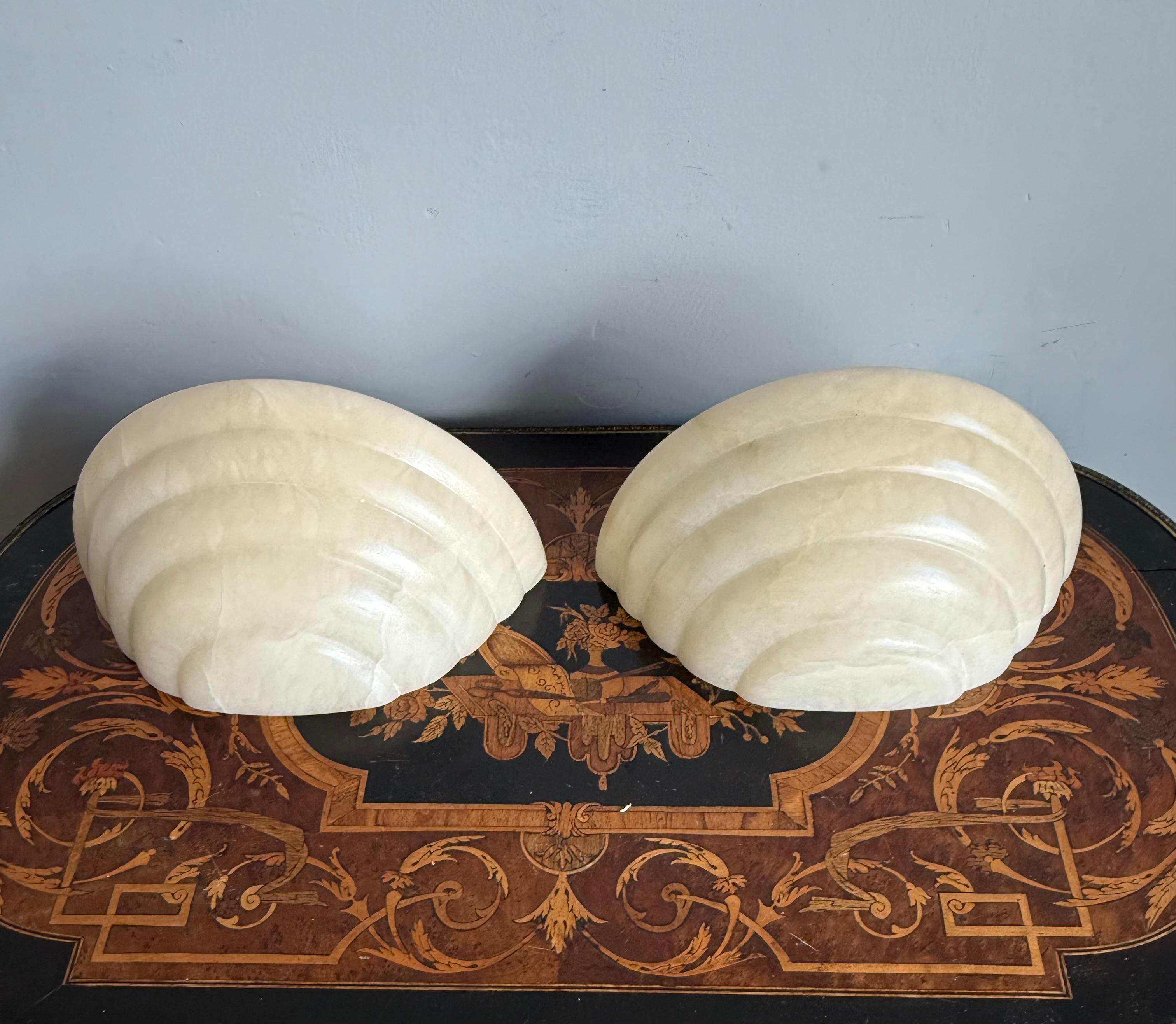 Pair Small Art Deco St Alabaster Wall Sconces Timeless Elegance in Natural Stone en venta 1