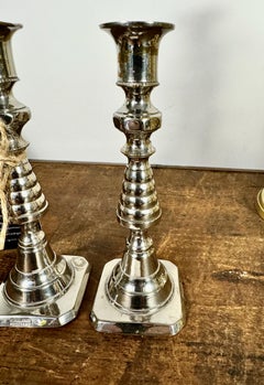 Pareja de candeleros pequeños de latón con forma de colmena y diamantes