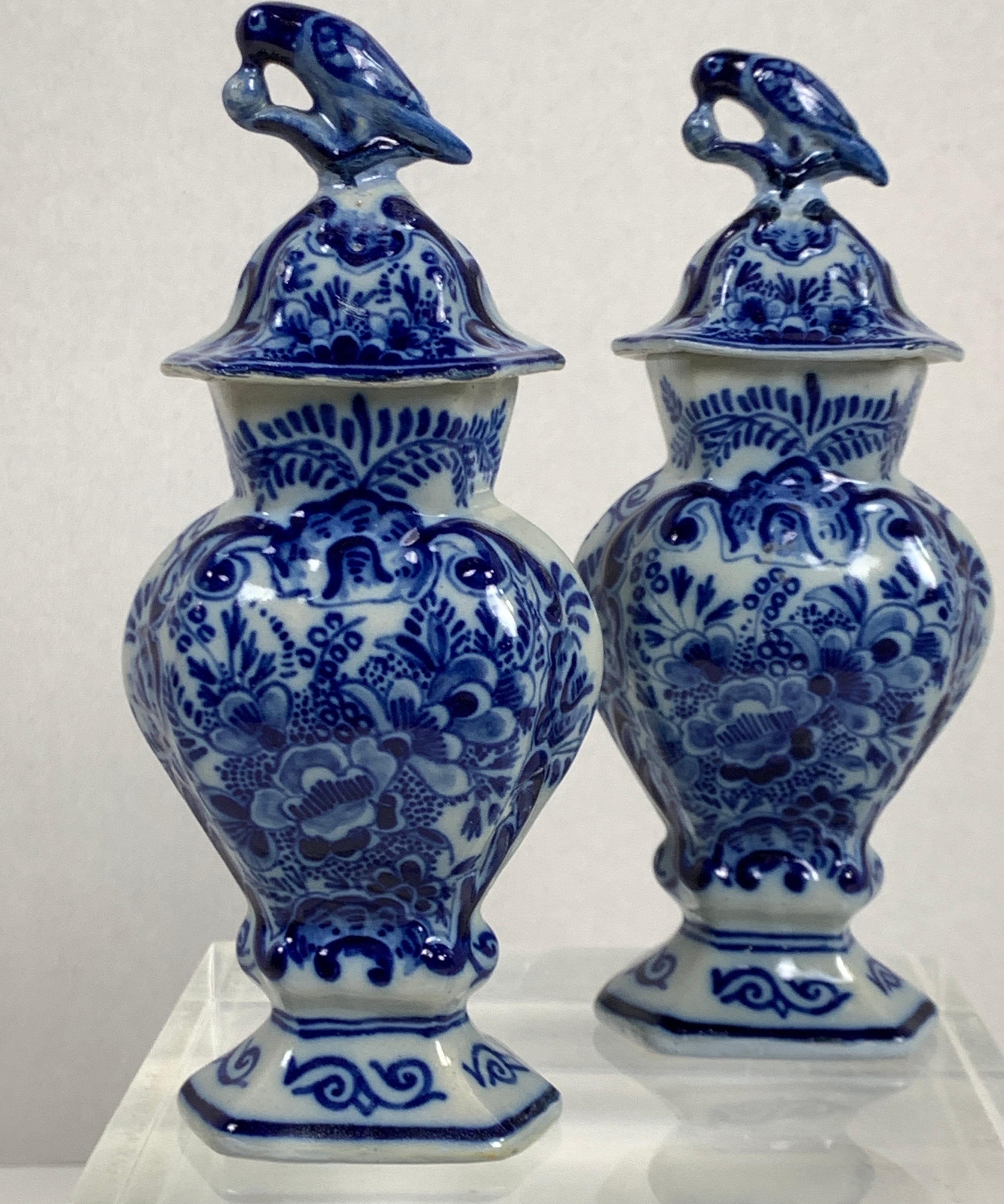 Min morgue Bær Pair Small Blue and White Delft Vases Made Netherlands, Circa 1790 at  1stDibs | blue and white delft vases
