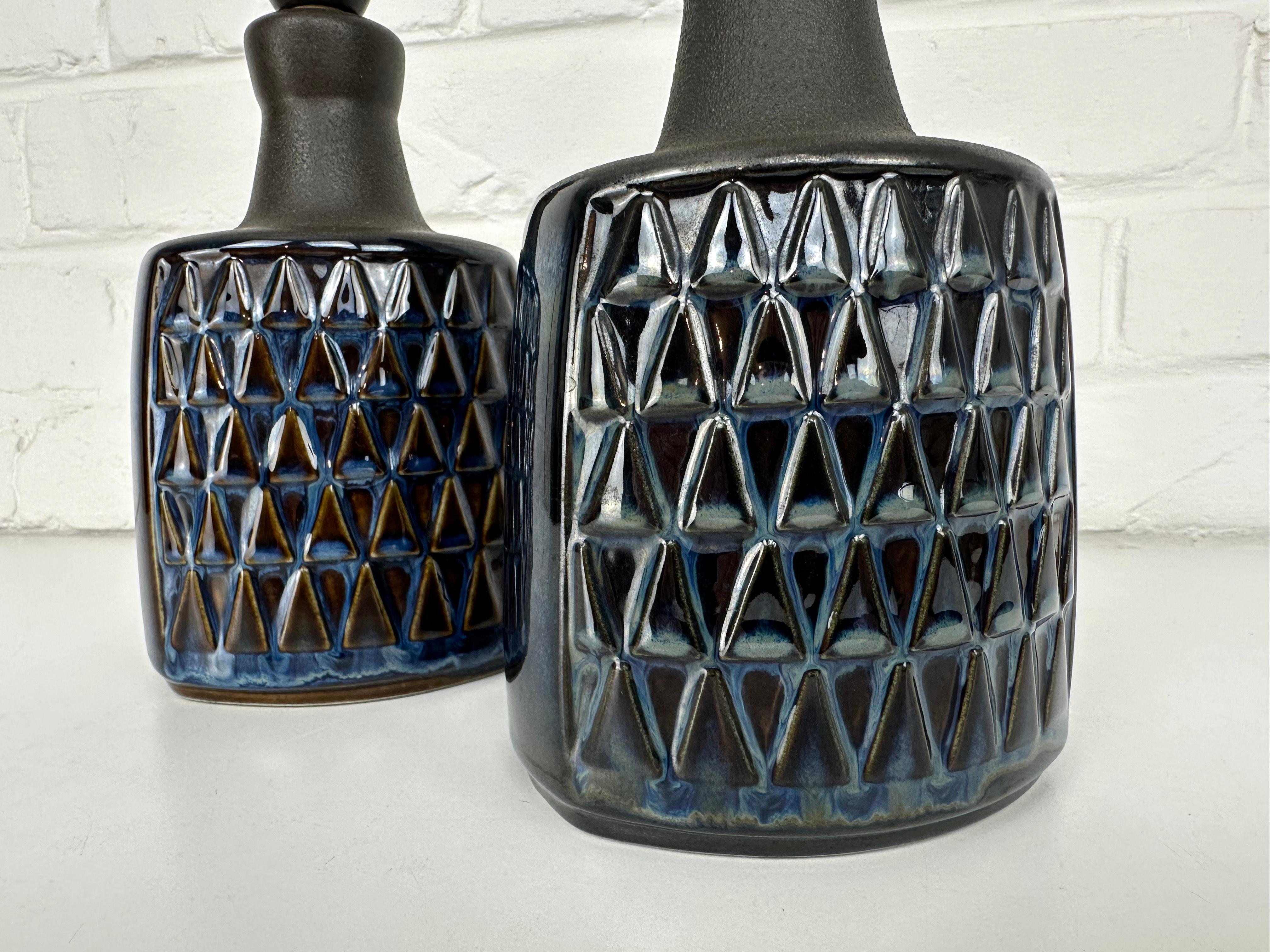 Pair small blue & brown Scandinavian Søholm Stentøj ceramic table lamps, Denmark en venta 2