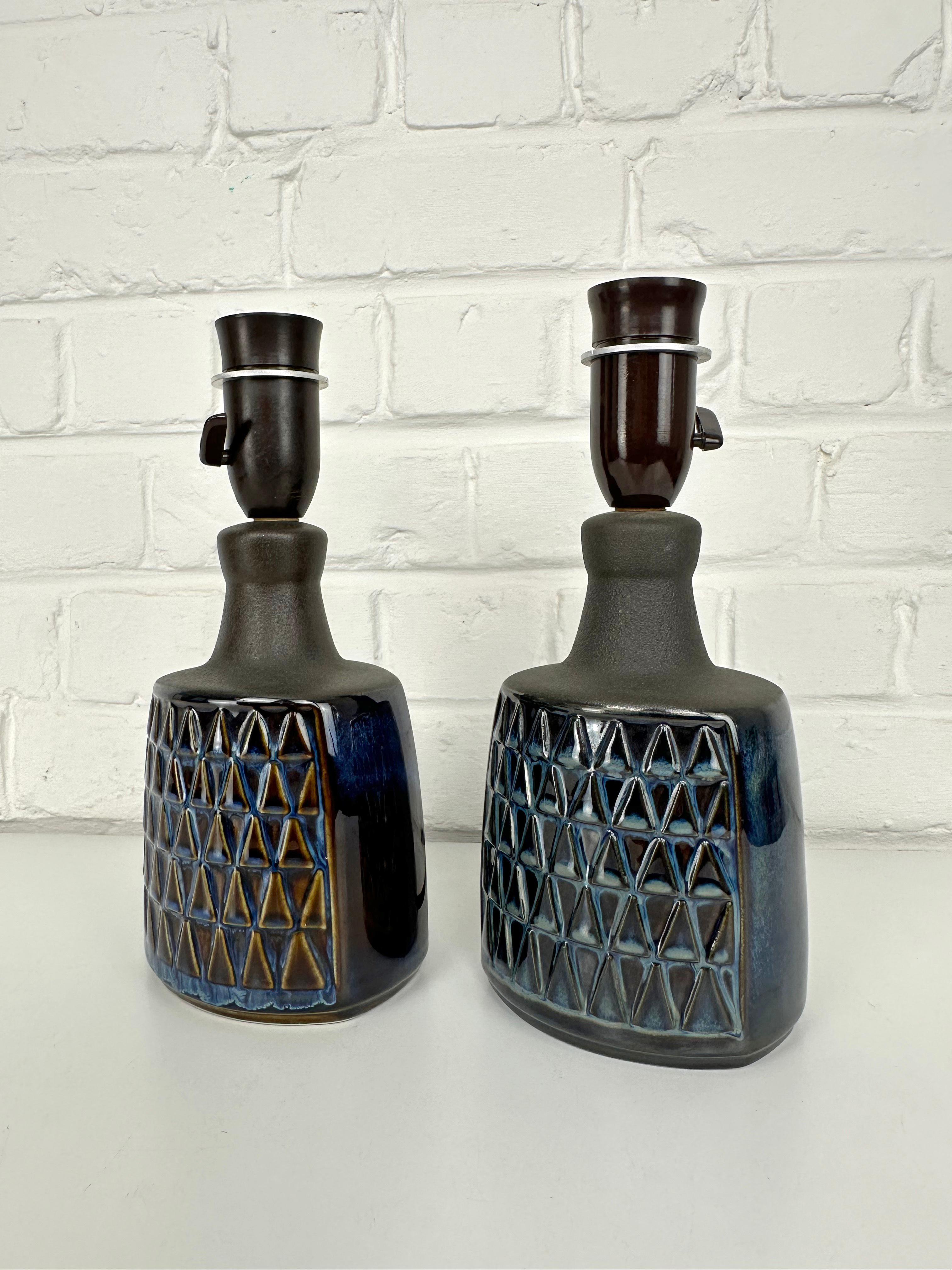 Pair small blue & brown Scandinavian Søholm Stentøj ceramic table lamps, Denmark en venta 5