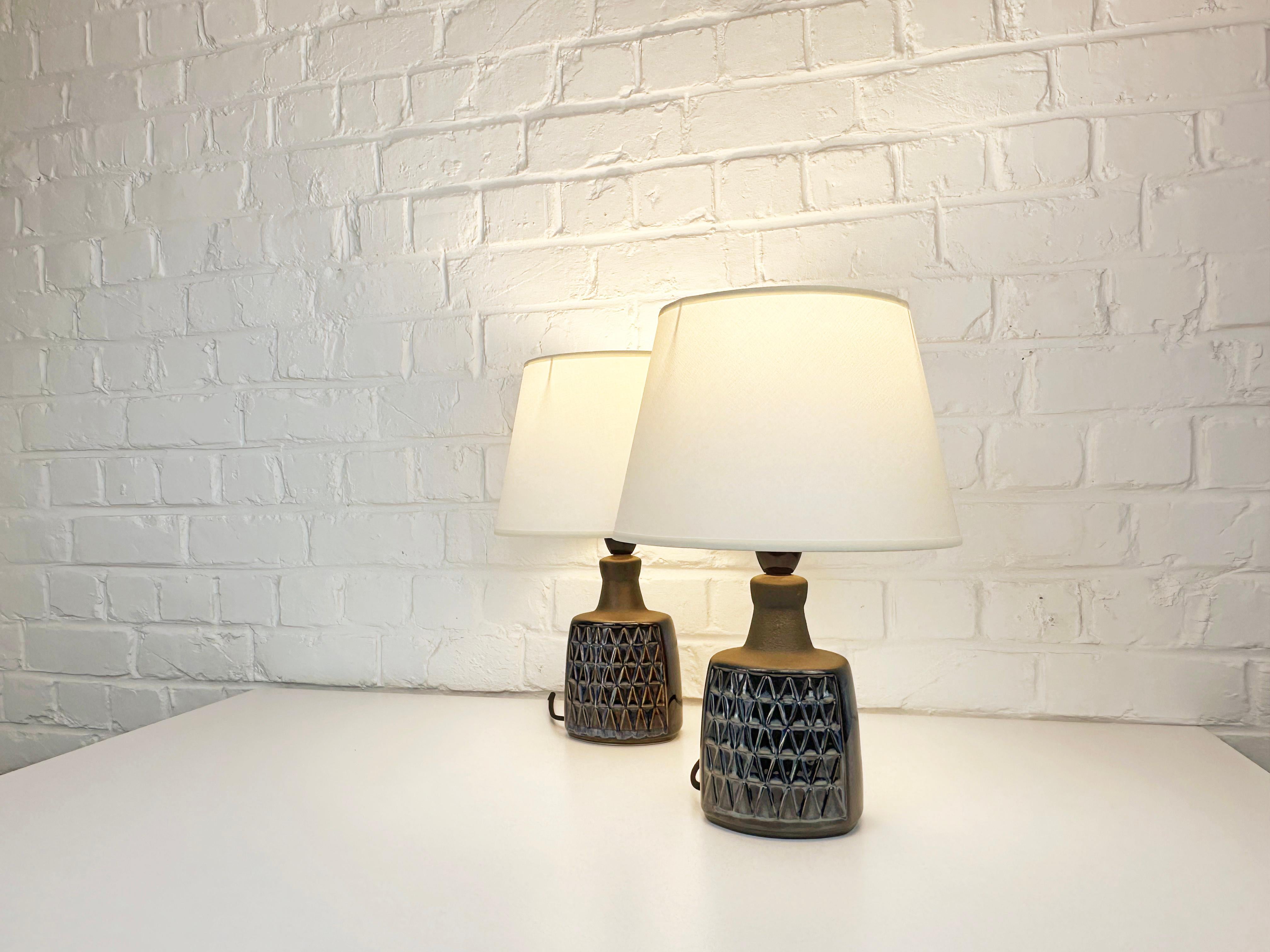Pair small blue & brown Scandinavian Søholm Stentøj ceramic table lamps, Denmark Escandinavo moderno en venta