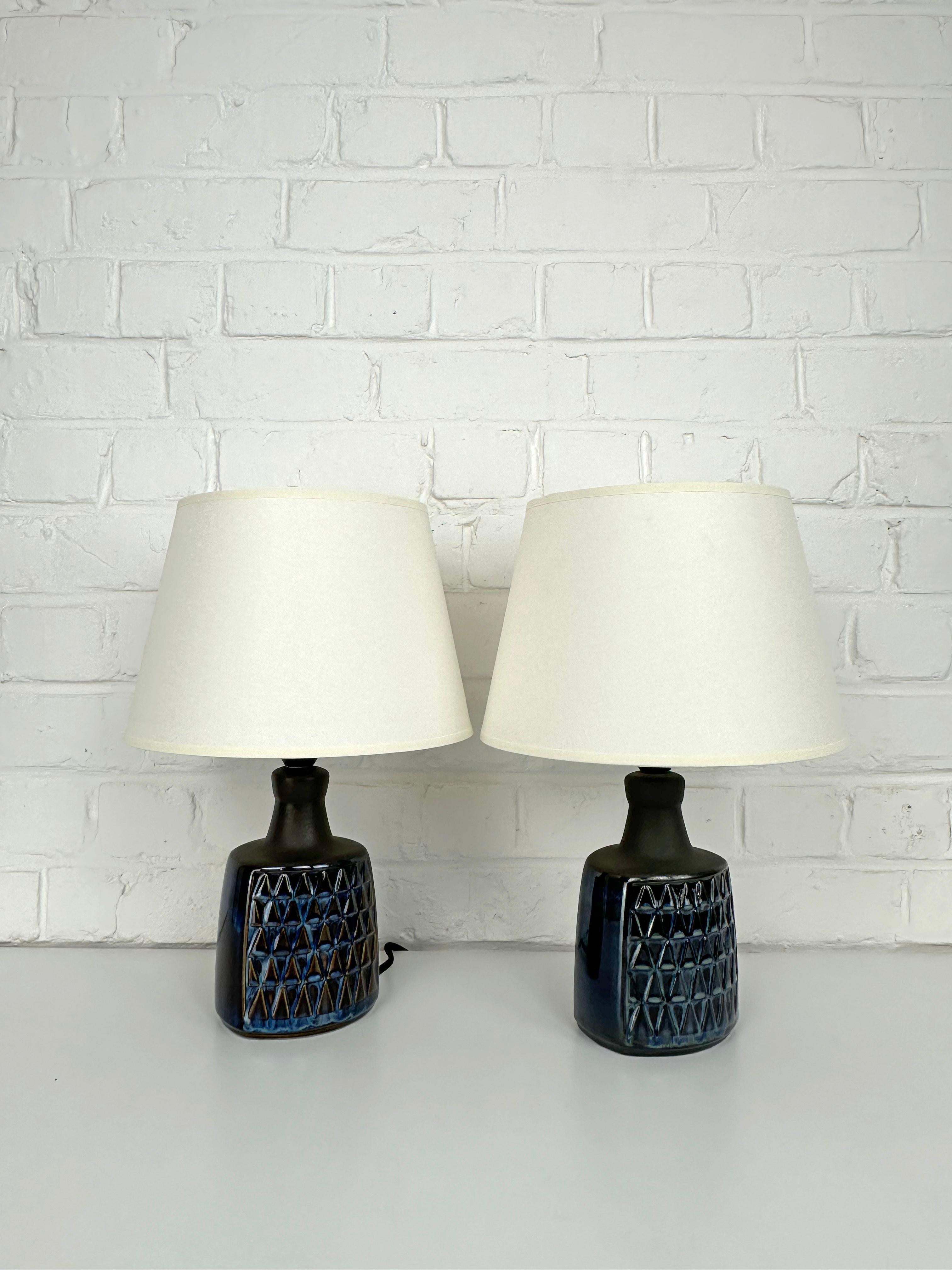 Pair small blue & brown Scandinavian Søholm Stentøj ceramic table lamps, Denmark siglo XX en venta