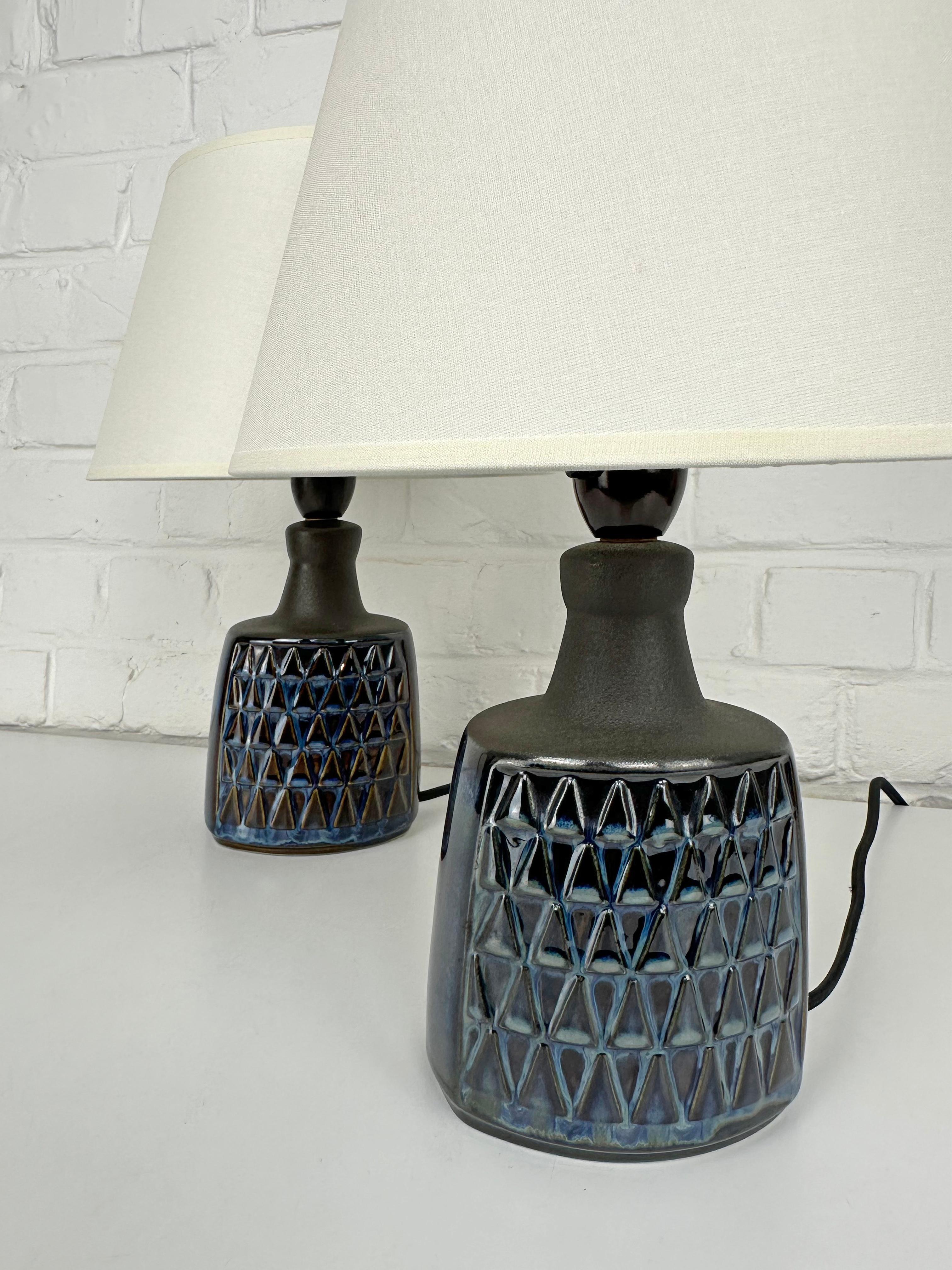 Pair small blue & brown Scandinavian Søholm Stentøj ceramic table lamps, Denmark Cerámico en venta