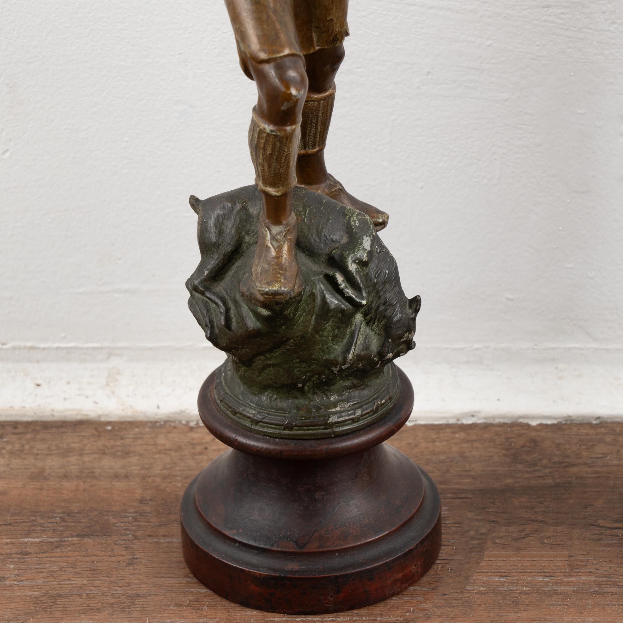 Coppia di piccole statue di cacciatori in bronzo, Danimarca, circa 1900 In condizioni buone in vendita a Round Top, TX